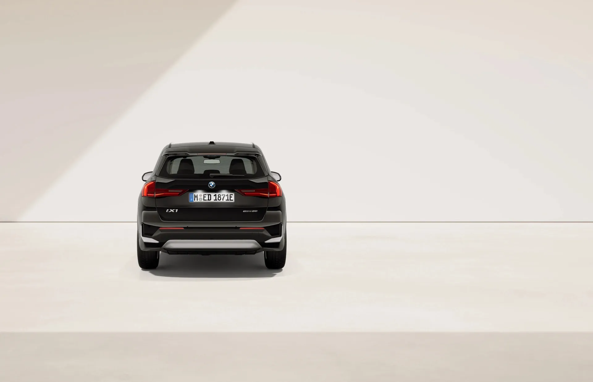 iX1 (U11), Sériové provedení, Nemetalický lak "Black", rear