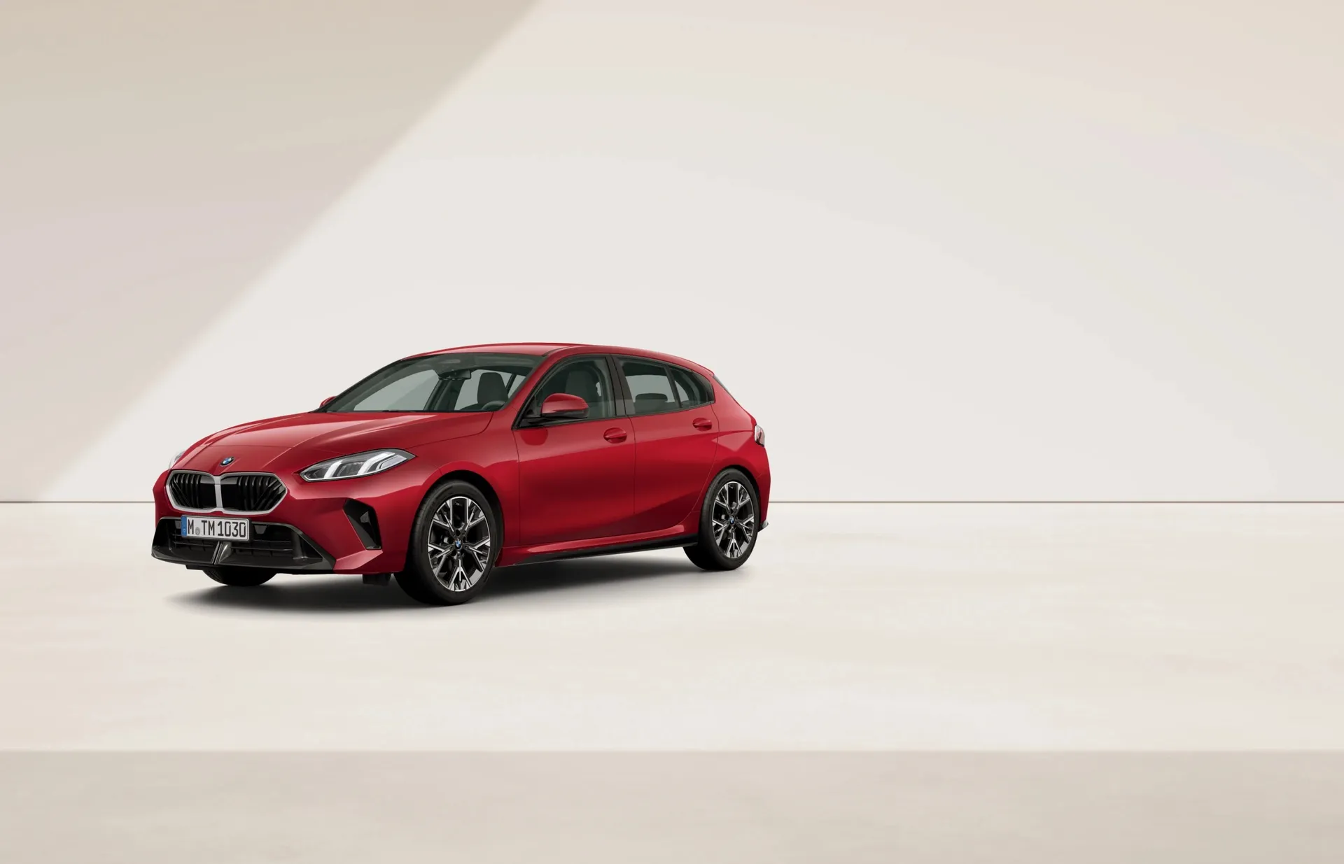 Řada 1 (F70), M sportovní paket, Metalický lak Fire Red, front