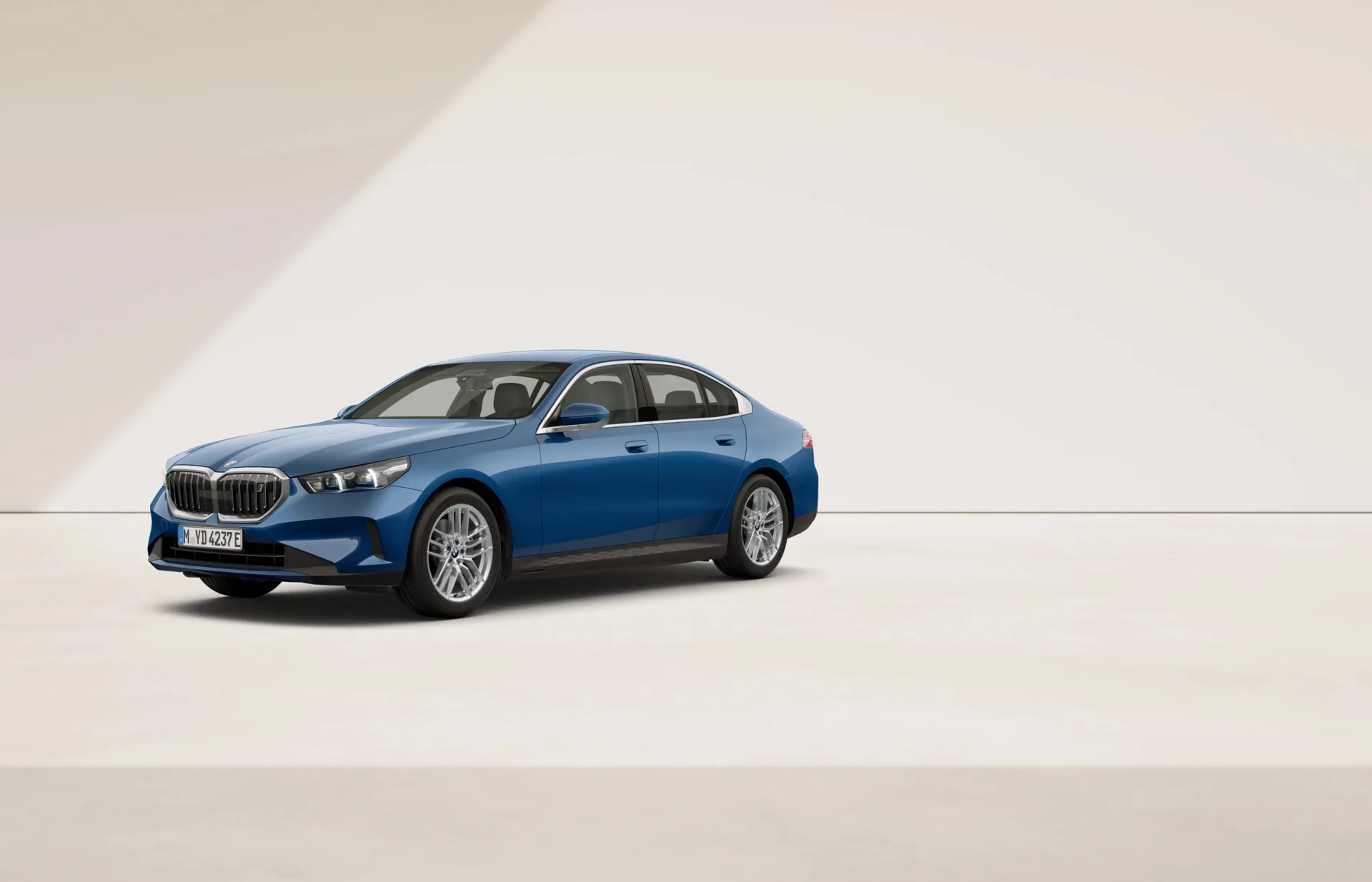 i5 Sedan (G60), Sériové provedení, Metalický lak Phytonic Blue, front