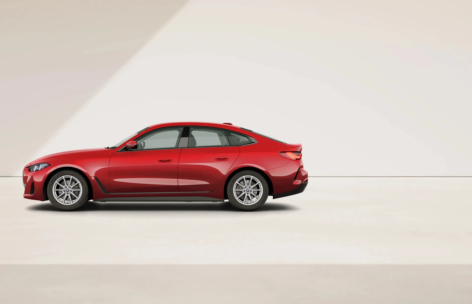 Řada 4 Gran Coupé (G26), Sériové provedení, Metalický lak Fire Red, side