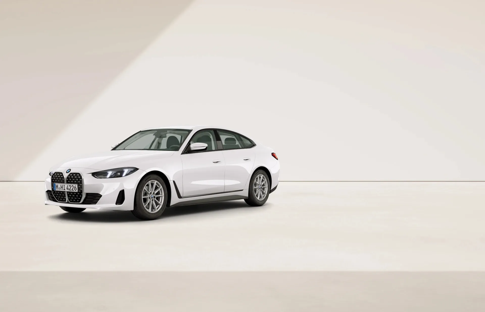 Řada 4 Gran Coupé (G26), Sériové provedení, Nemetalický lak Alpine White, front