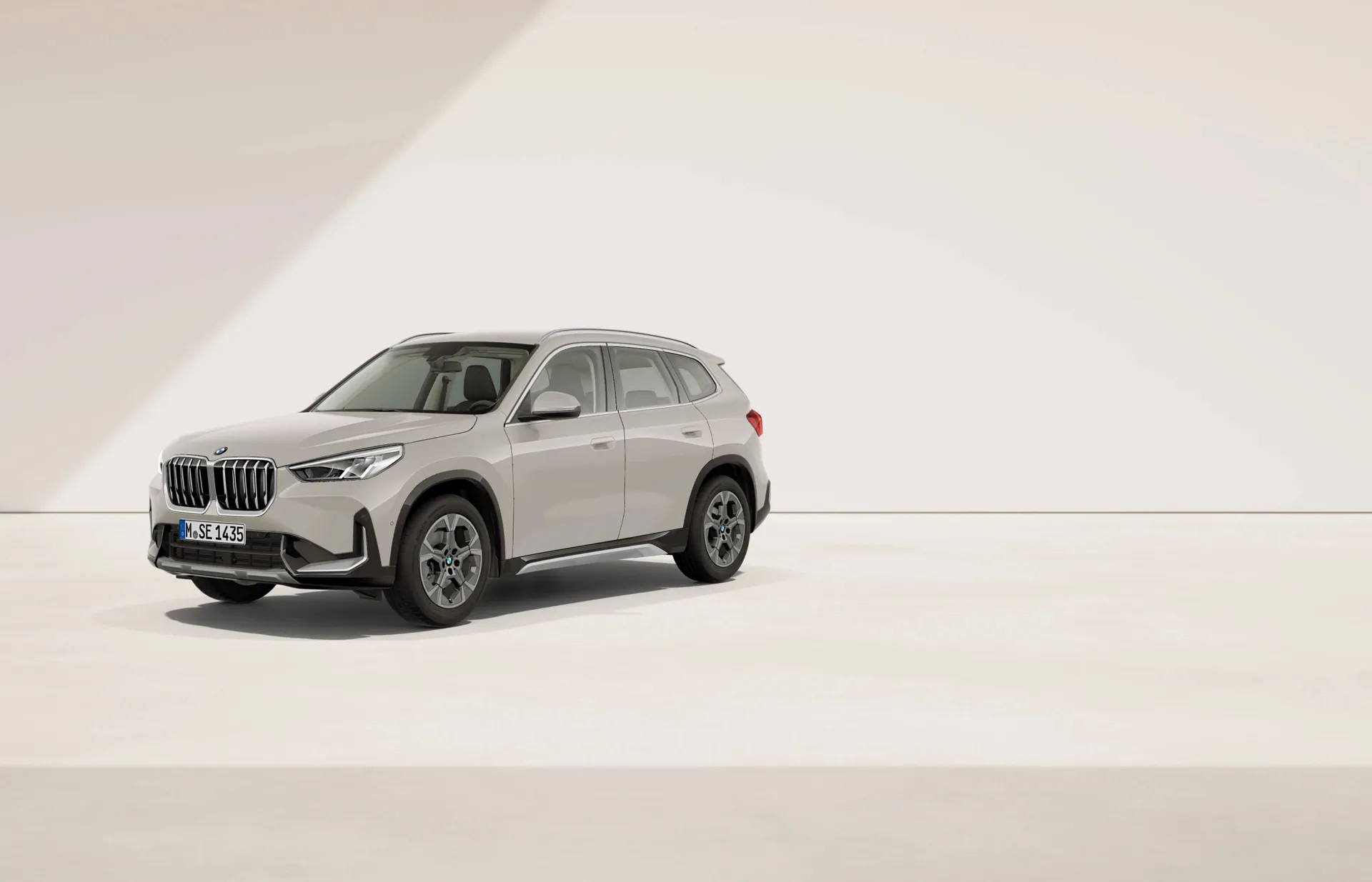 X1 (U11), Model xLine, Metalický lak Dune Grey, front