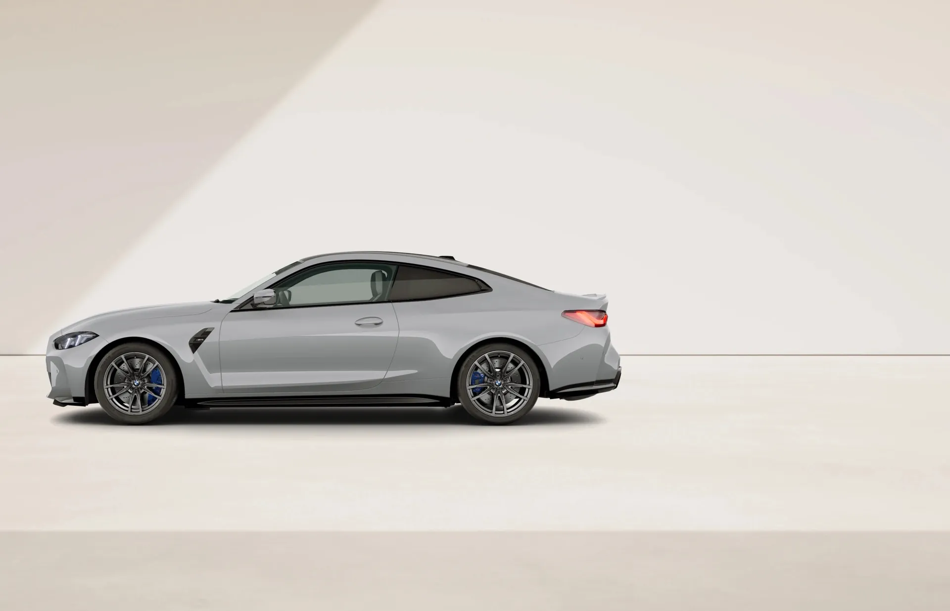 M4 Coupé (G82), M Modely, Metalický lak M Brooklyn Grey, side