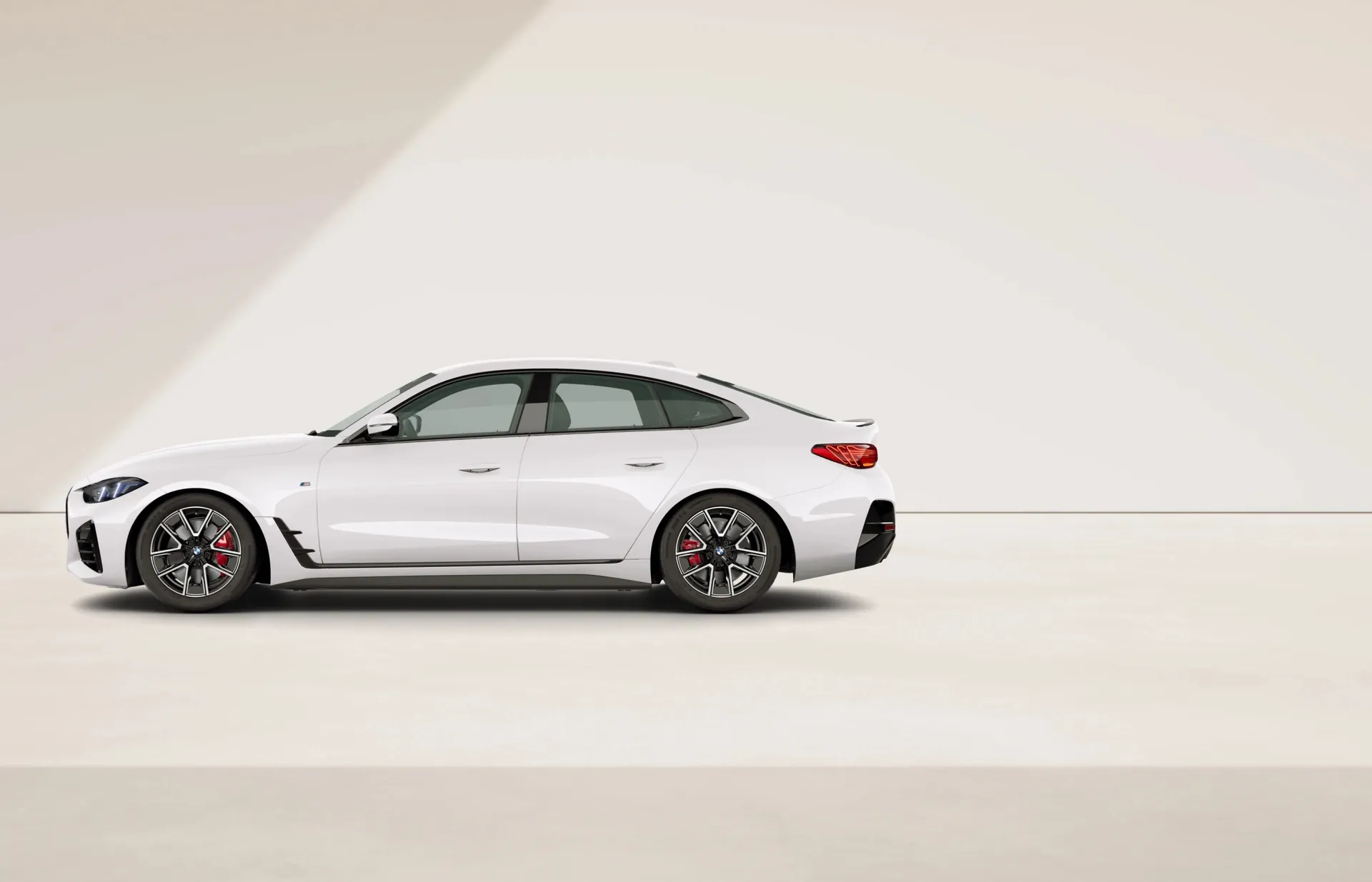 Řada 4 Gran Coupé (G26), M sportovní paket Pro, Nemetalický lak Alpine White, side