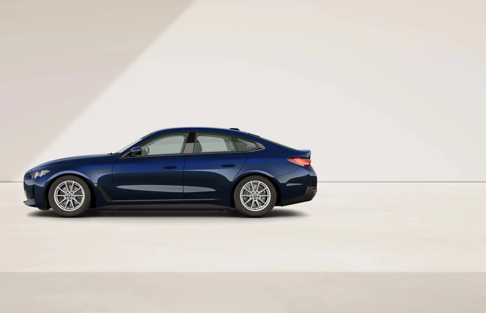 i4 Gran Coupé (G26), Sériové provedení, BMW Individual metalický lak Tanzanite Blue, side