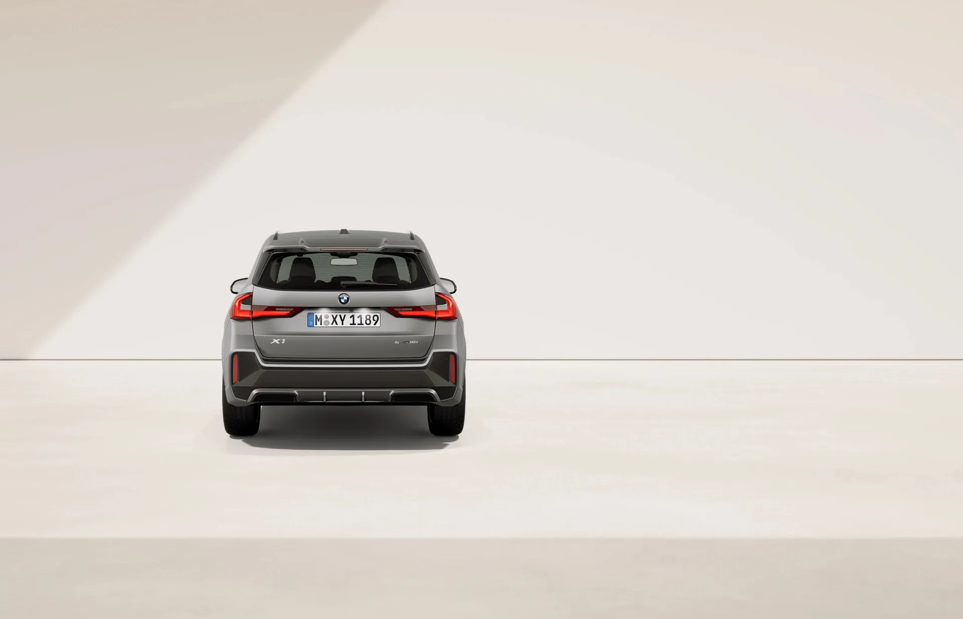 X1 (U11), M sportovní paket Pro, BMW Individual metalický lak Frozen Pure Grey, rear
