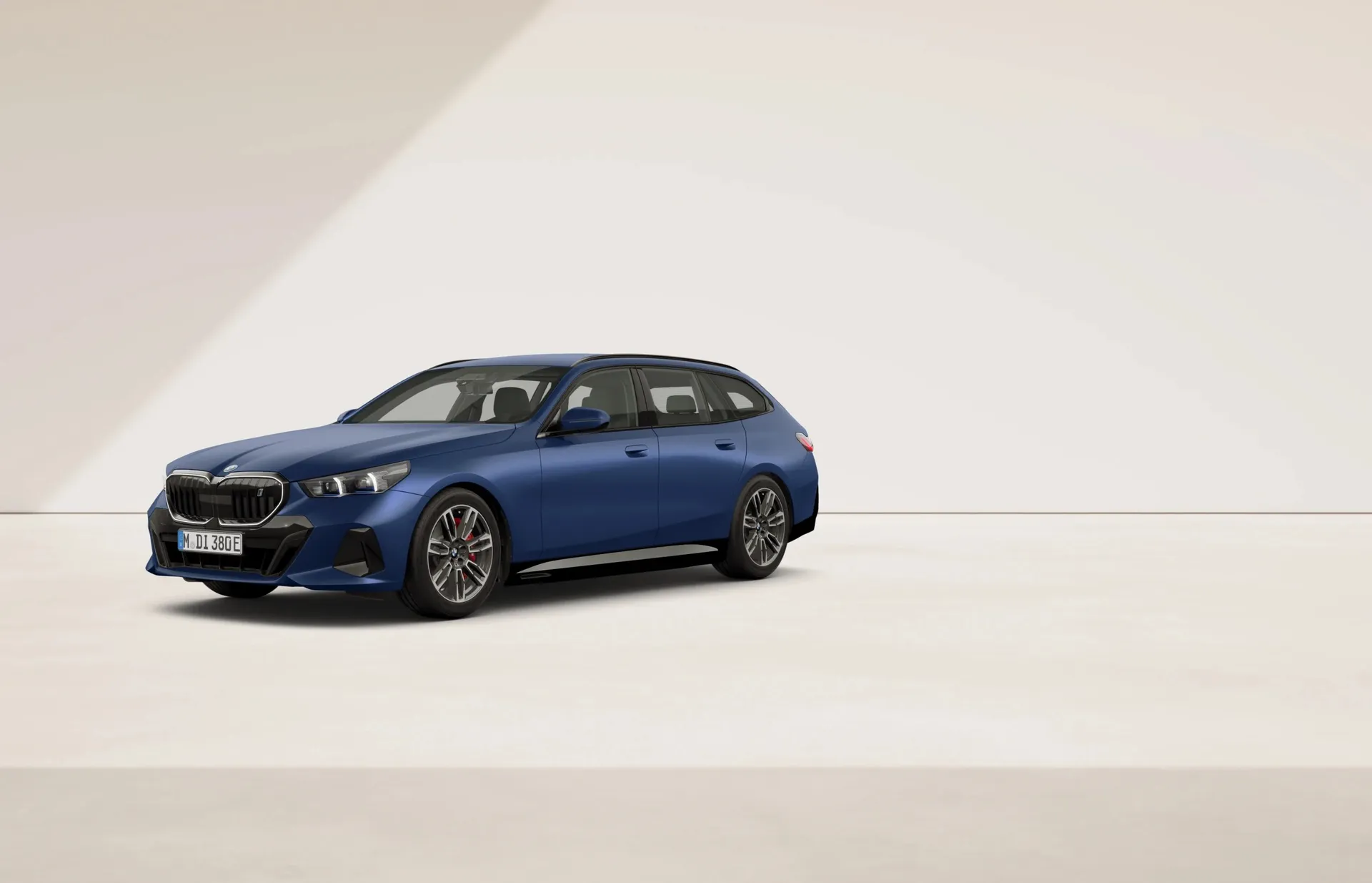 i5 Touring (G61), M sportovní paket Pro, BMW Individual metalický lak Frozen Portimao Blue, front