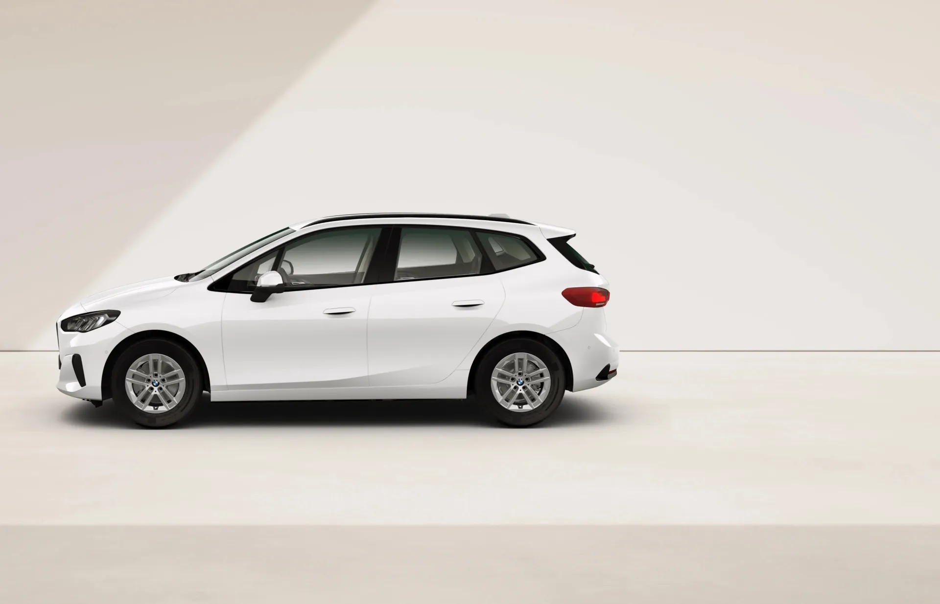 Řada 2 Active Tourer (U06), Sériové provedení, Metalický lak Mineral White, side