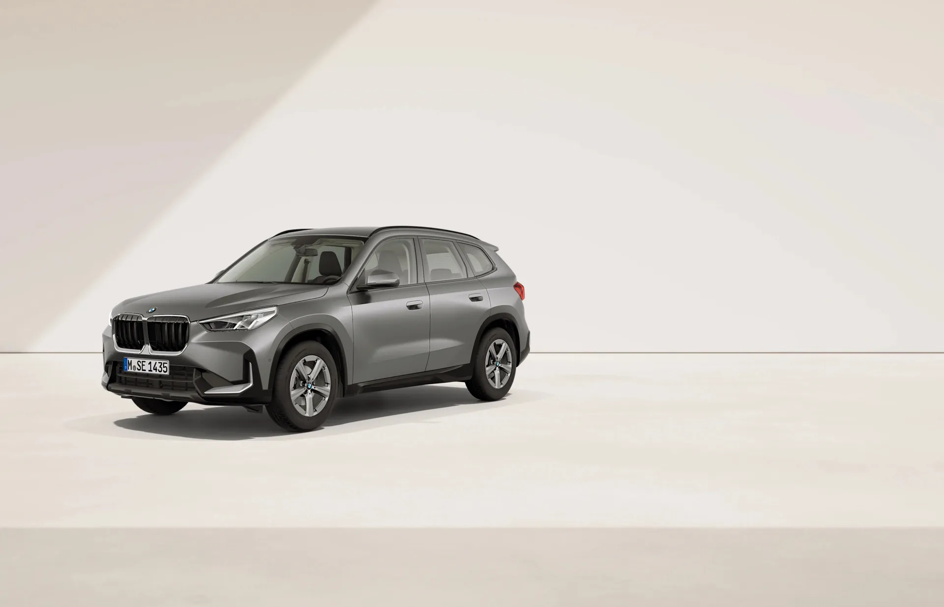 X1 (U11), Sériové provedení, BMW Individual metalický lak Frozen Pure Grey, front