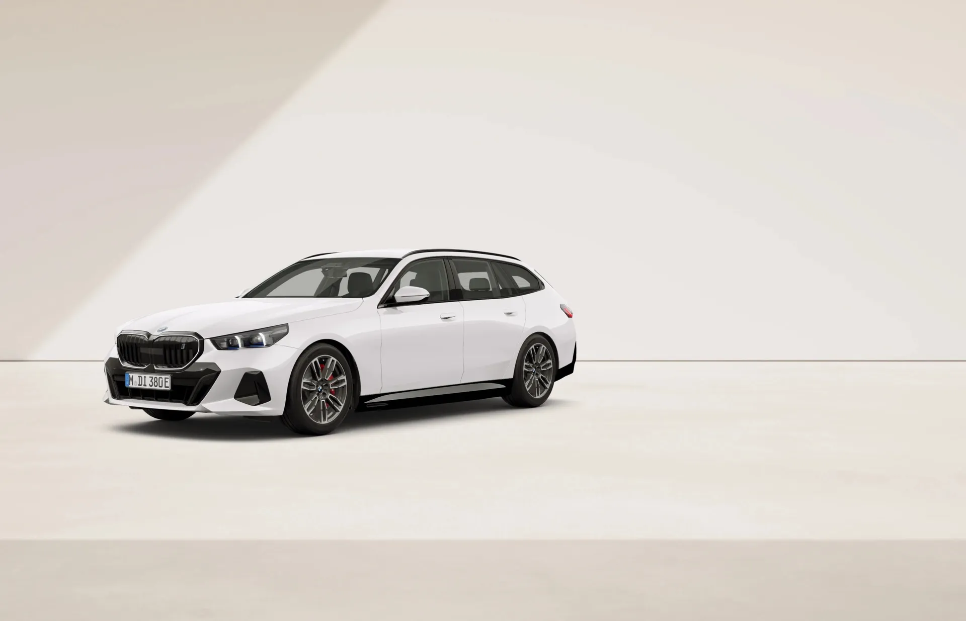 i5 Touring (G61), M sportovní paket Pro, Nemetalický lak Alpine White, front