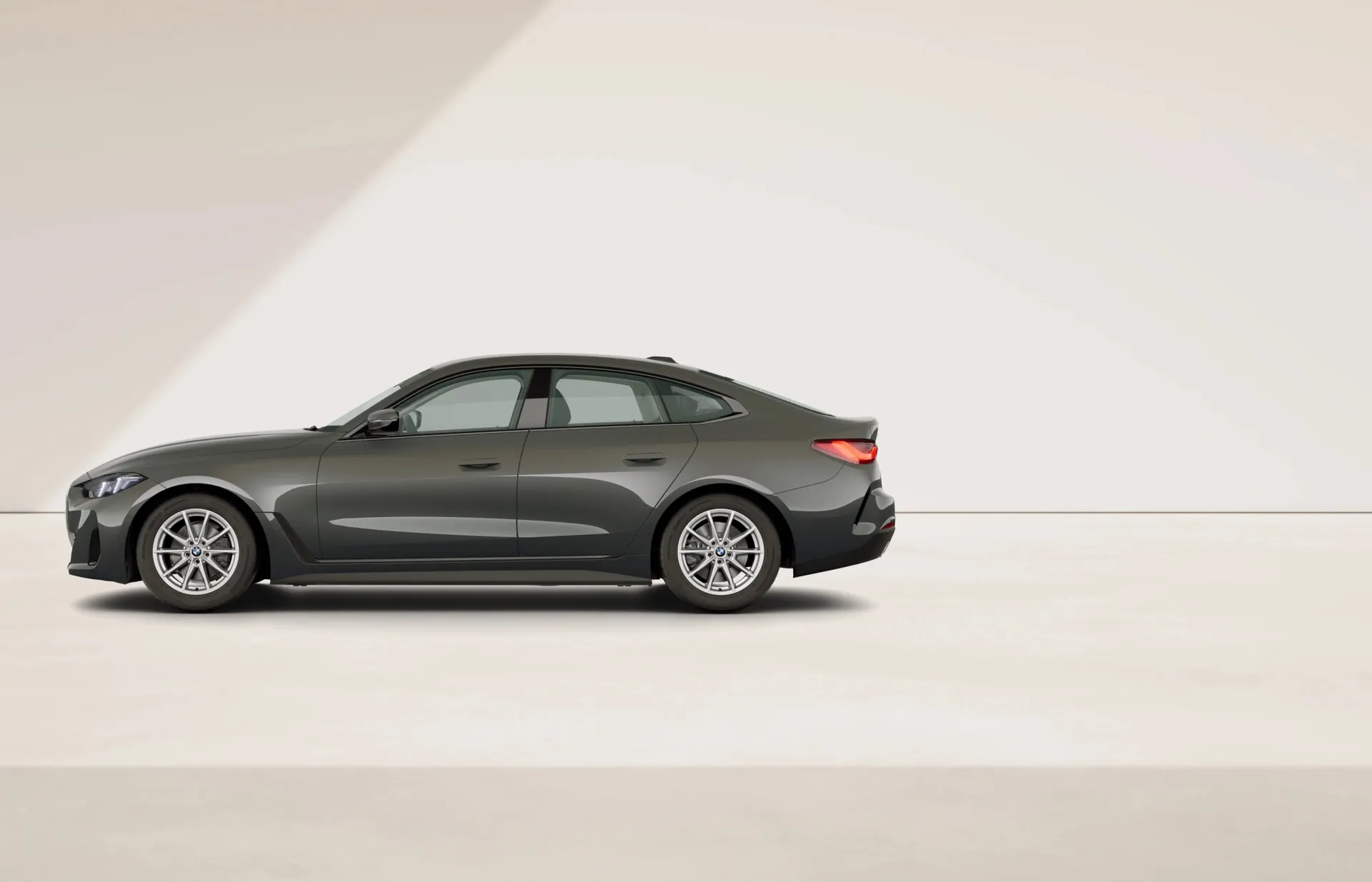 Řada 4 Gran Coupé (G26), Sériové provedení, BMW Individual metalický lak Dravit Grey, side