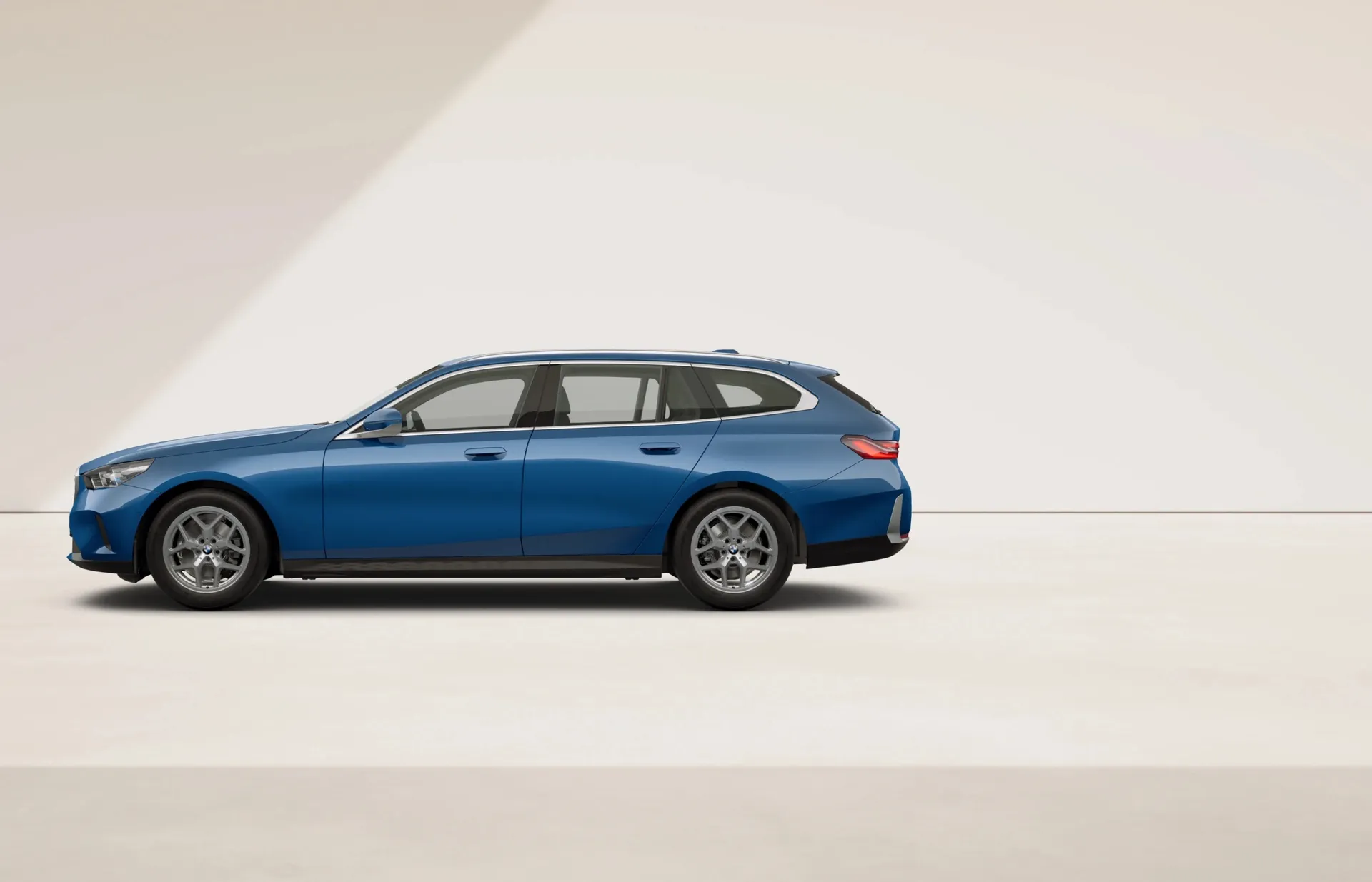Řada 5 Touring (G61), Sériové provedení, Metalický lak Phytonic Blue, side