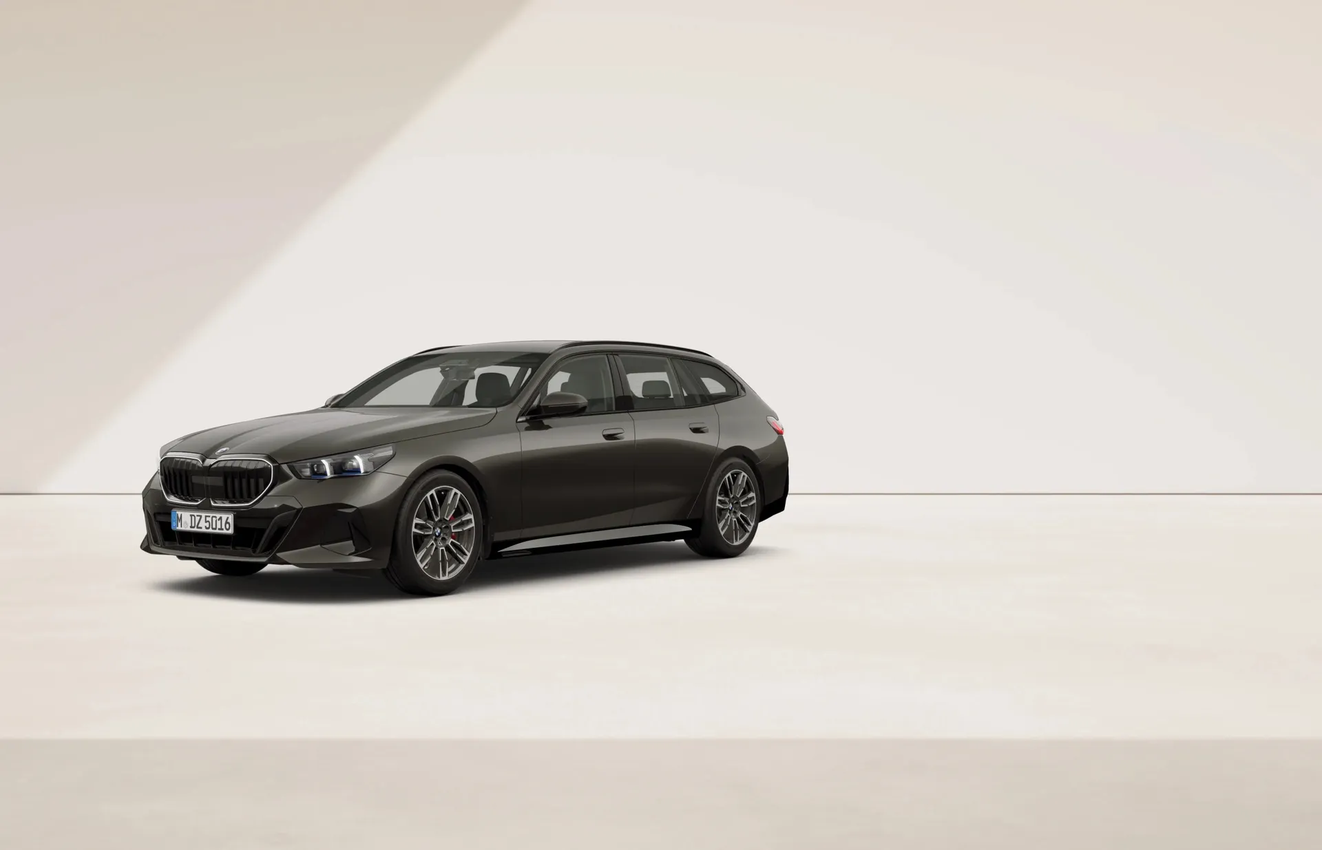 Řada 5 Touring (G61), M sportovní paket Pro, Metalický lak s briliantovým efektem Sophisto Grey, front