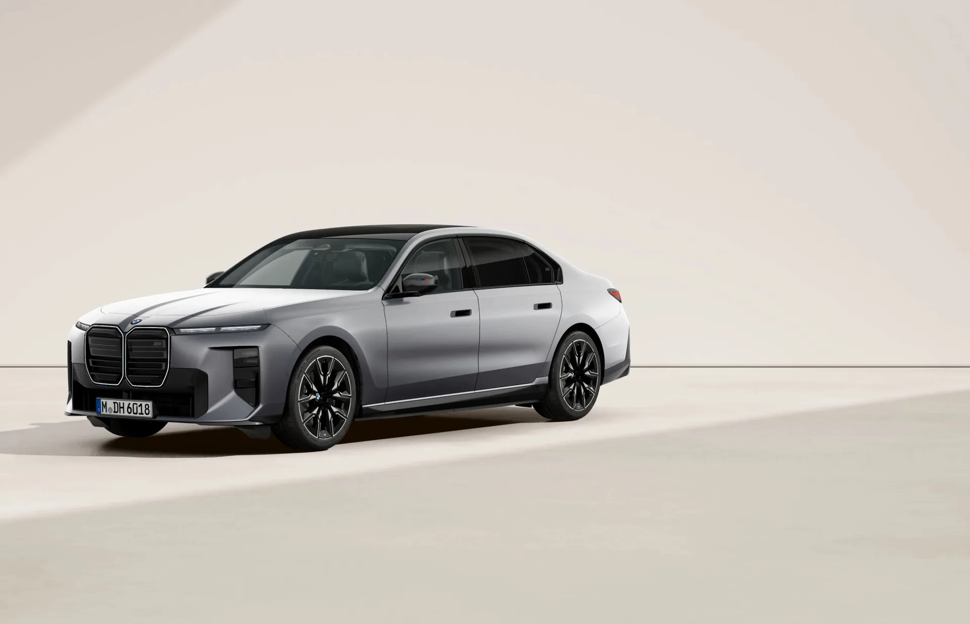 i7 Sedan (G70), M Modely, BMW Individual metalický lak Frozen Space Silver, front