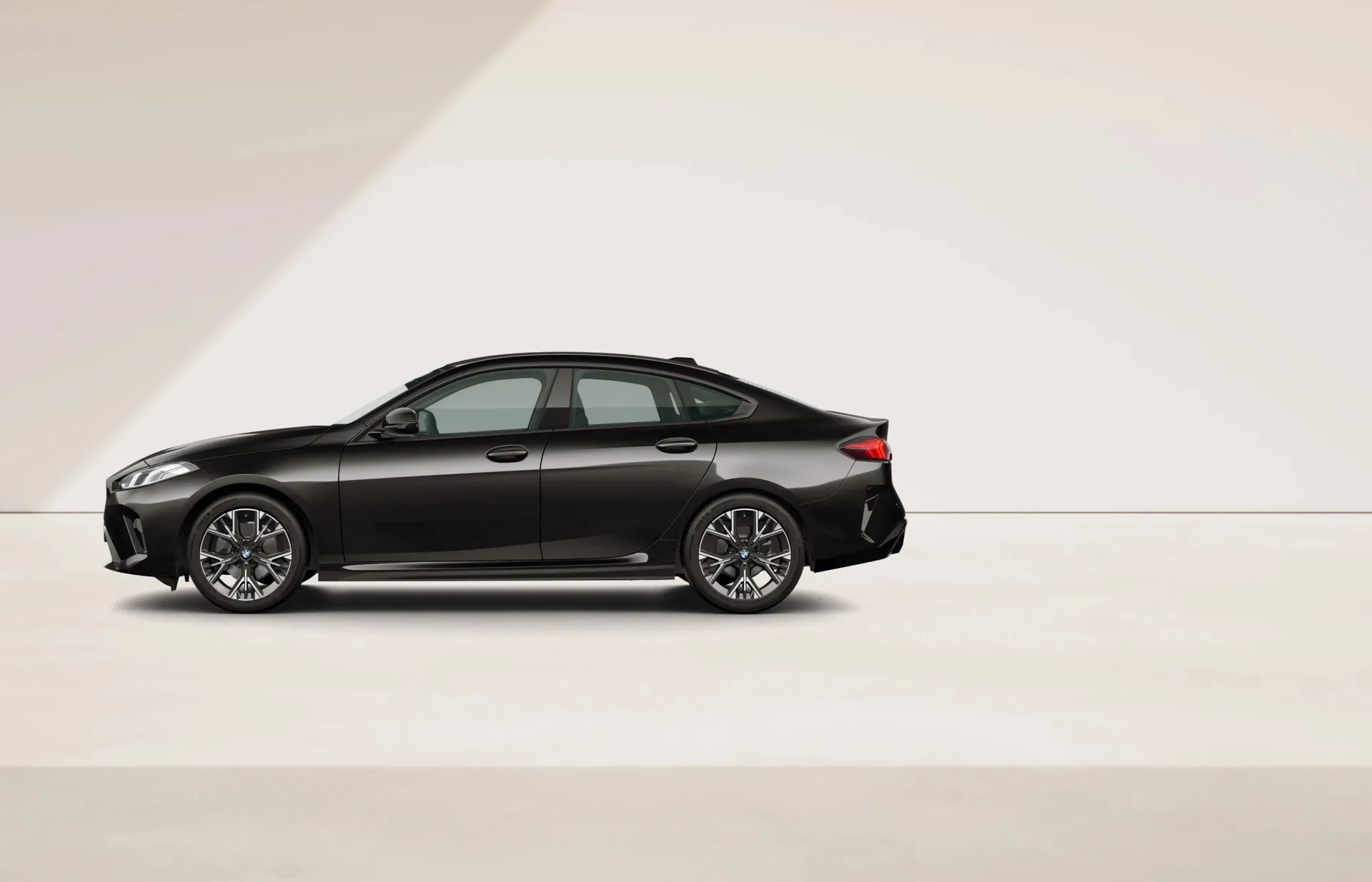 Řada 2 Gran Coupé (F74), M sportovní paket, Metalický lak Black Sapphire, side