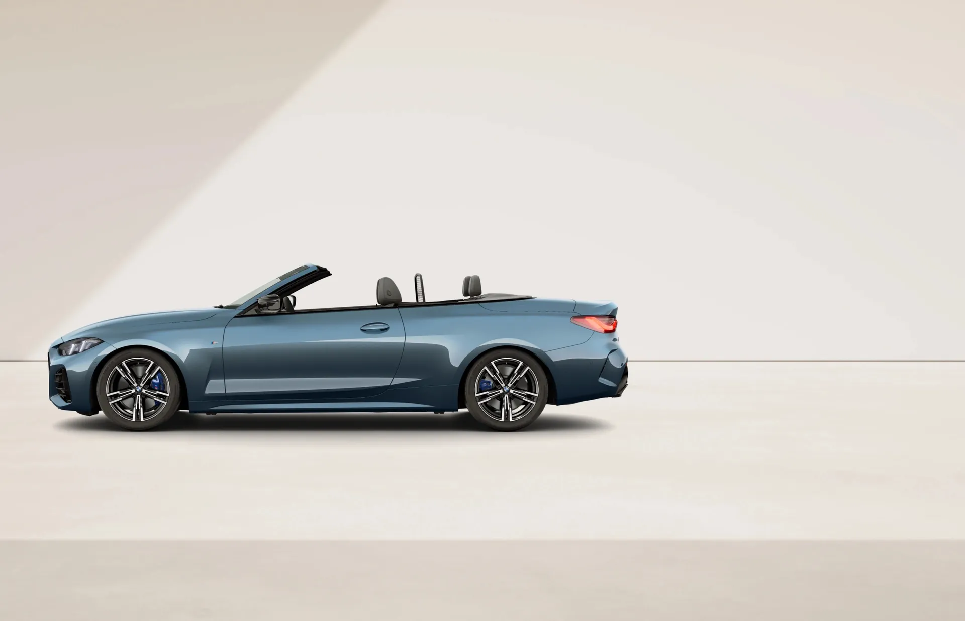 BMW Řada 4 convertible (facelift 2024) M Modely v barvě BMW Individual - lak na přání – pohled z boku