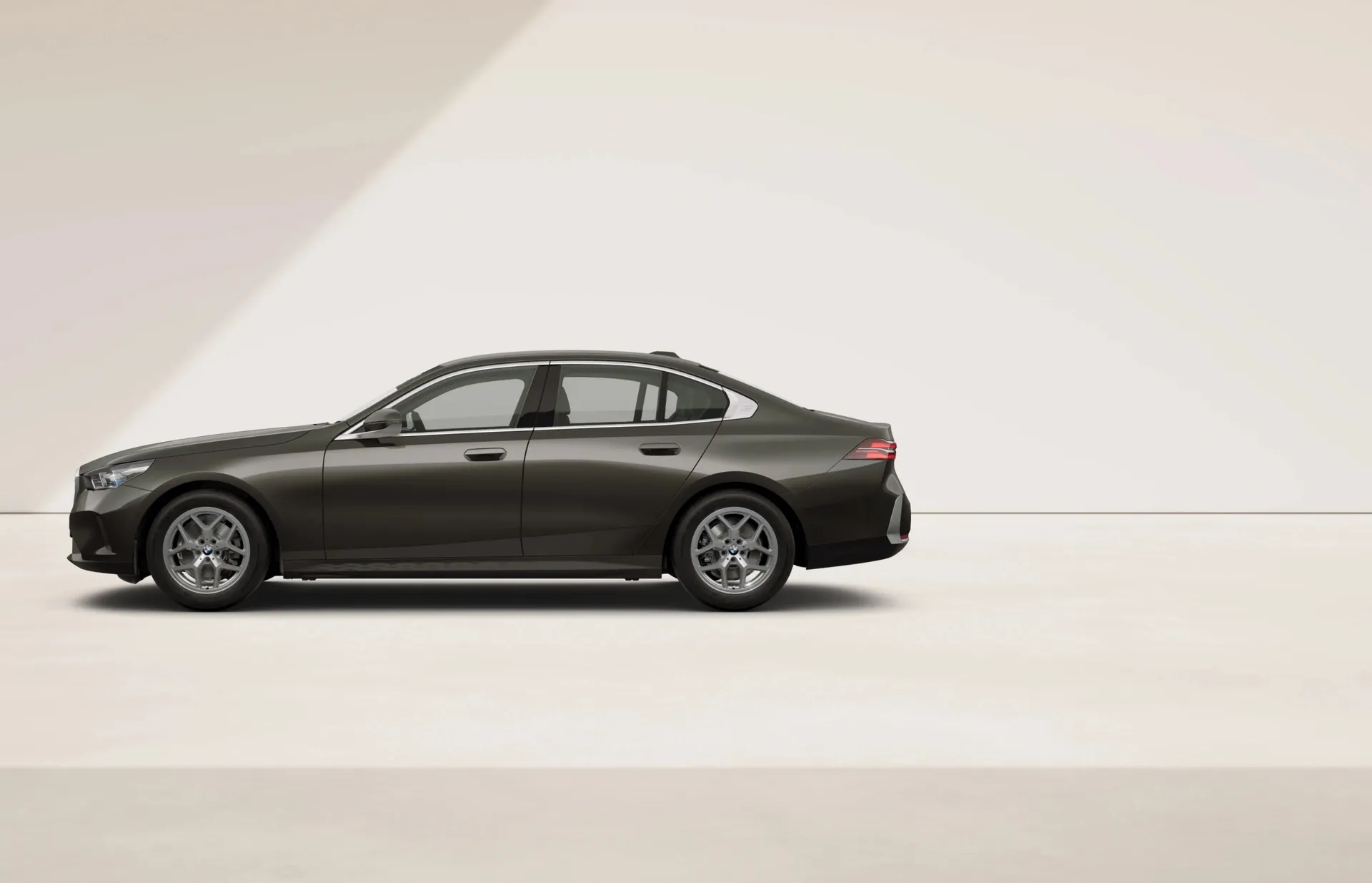 Řada 5 Sedan (G60), Sériové provedení, Metalický lak s briliantovým efektem Sophisto Grey, side