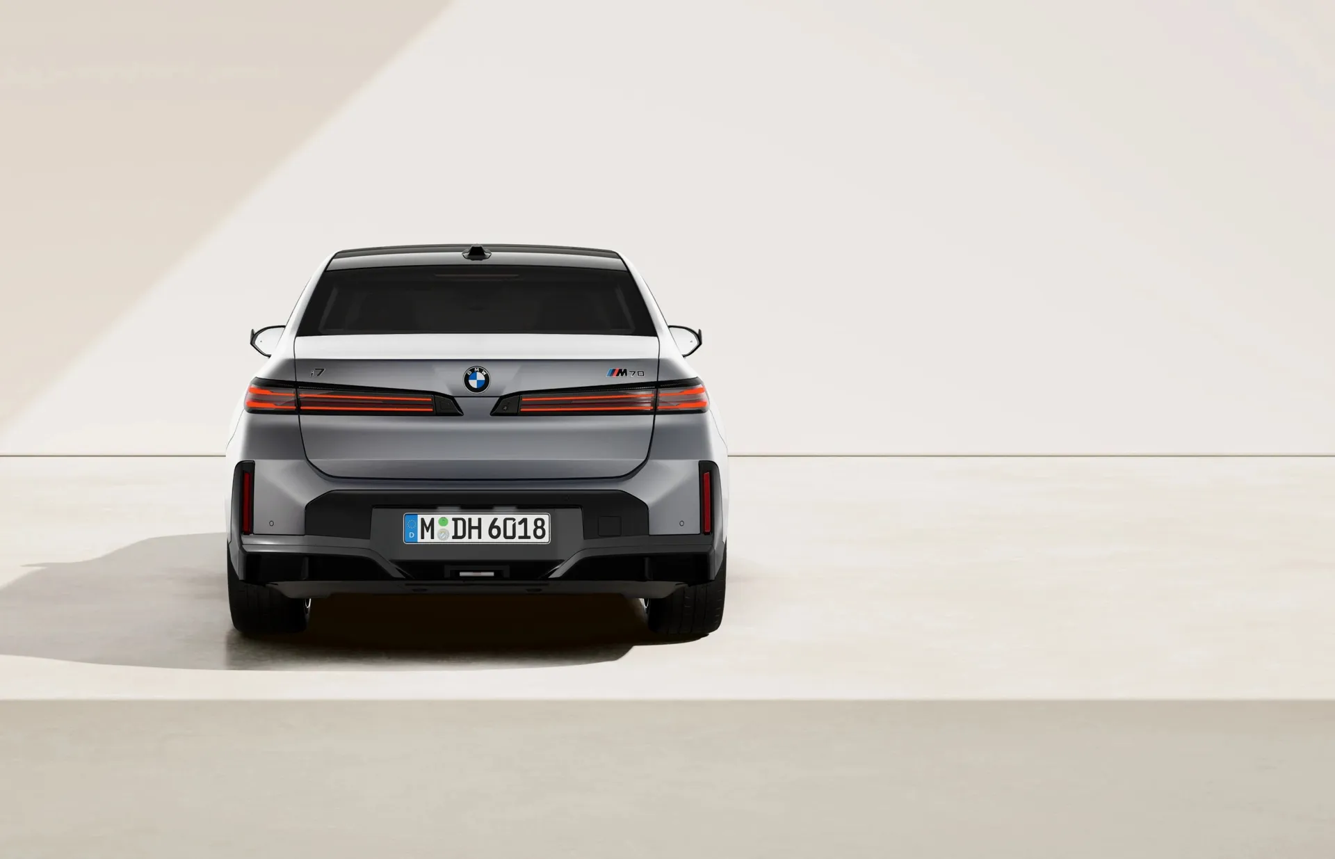 i7 Sedan (G70), M Modely, BMW Individual metalický lak Frozen Space Silver, rear