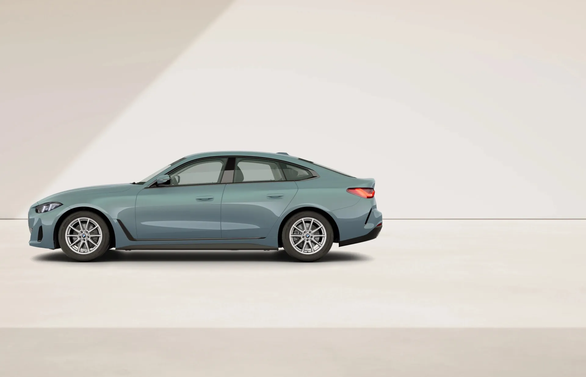 Řada 4 Gran Coupé (G26), Sériové provedení, Metalický lak Cape York Green, side