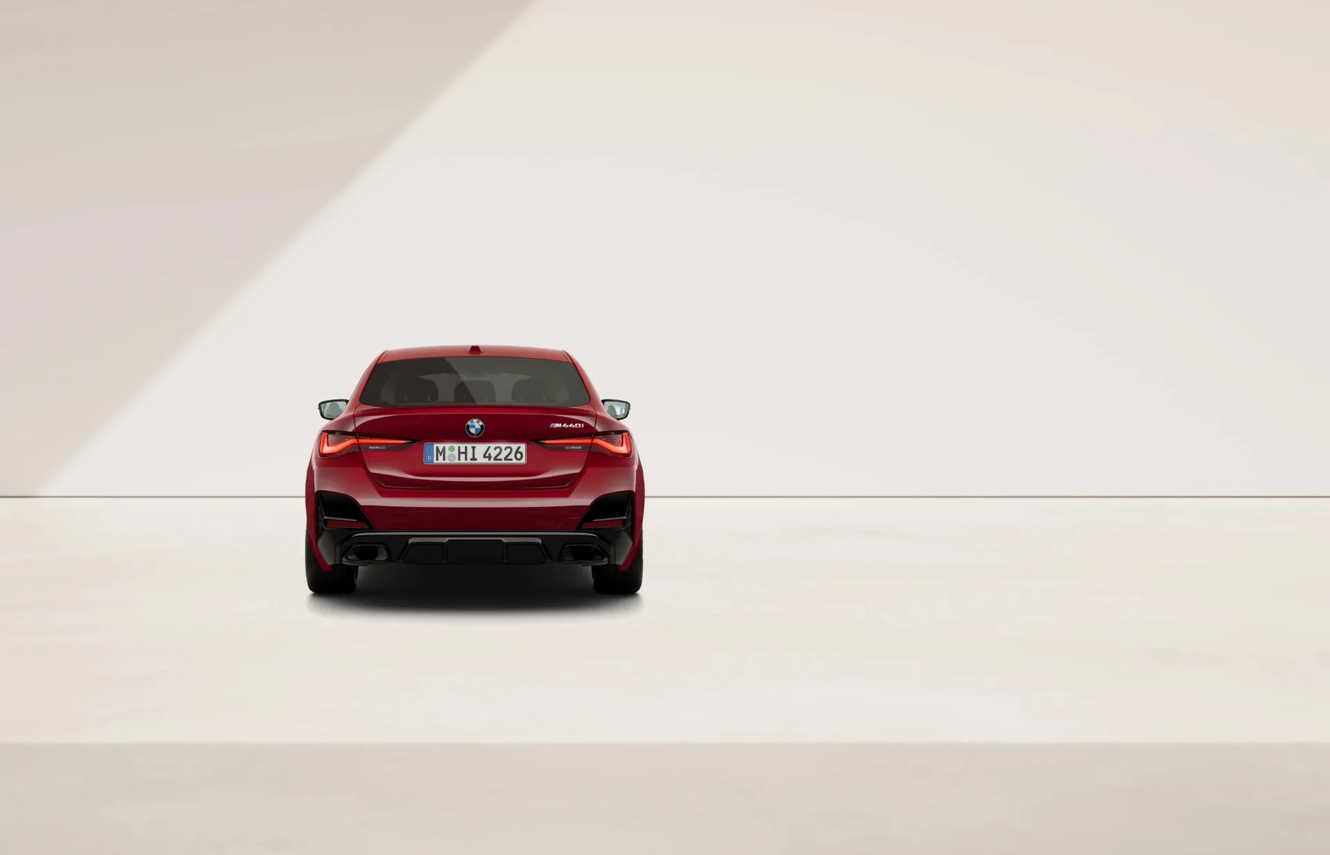 BMW Řada 4 Gran Coupe (facelift 2024) M Modely v barvě BMW Individual - lak na přání – pohled zezadu