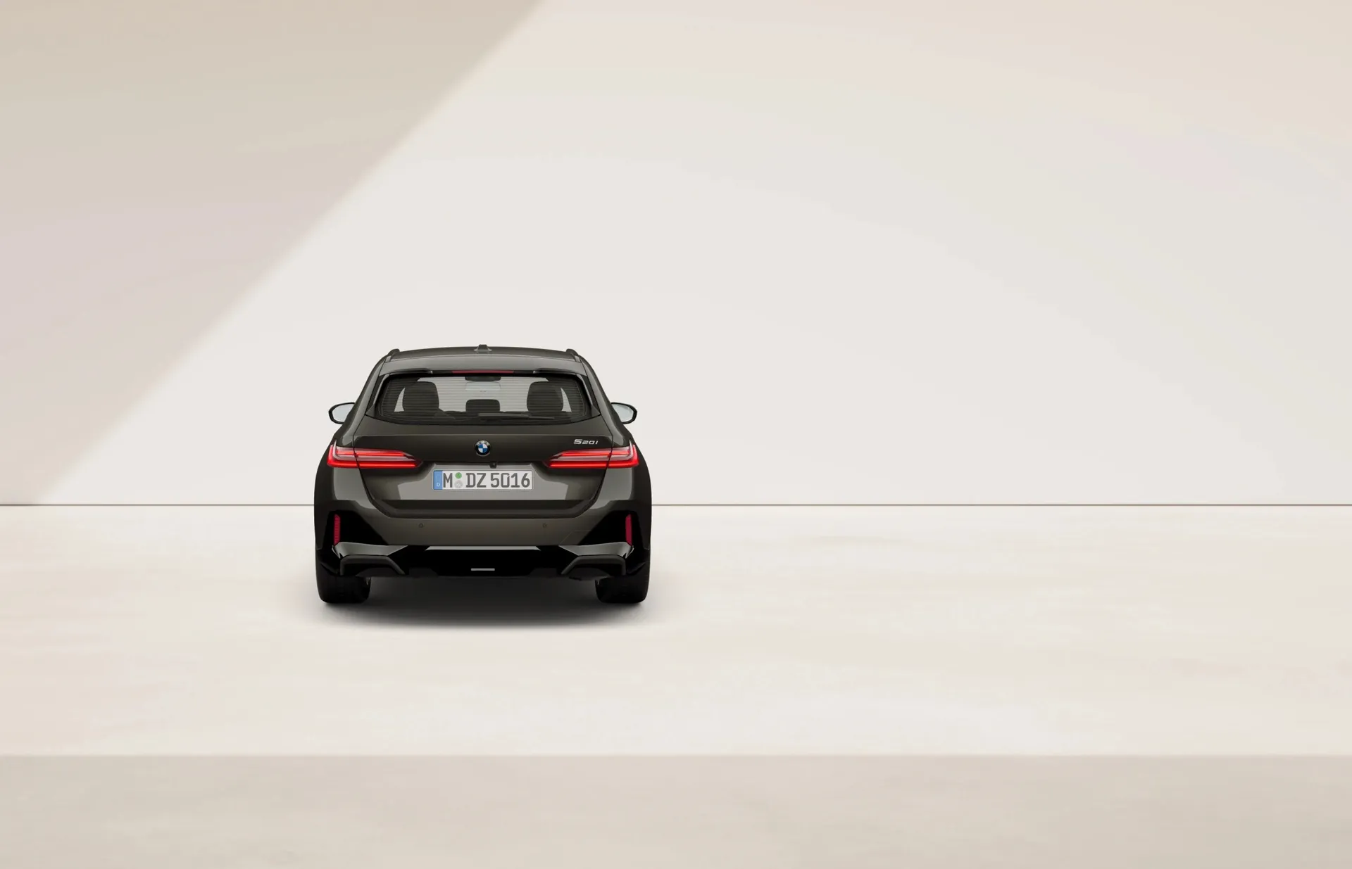 Řada 5 Touring (G61), M sportovní paket Pro, Metalický lak s briliantovým efektem Sophisto Grey, rear