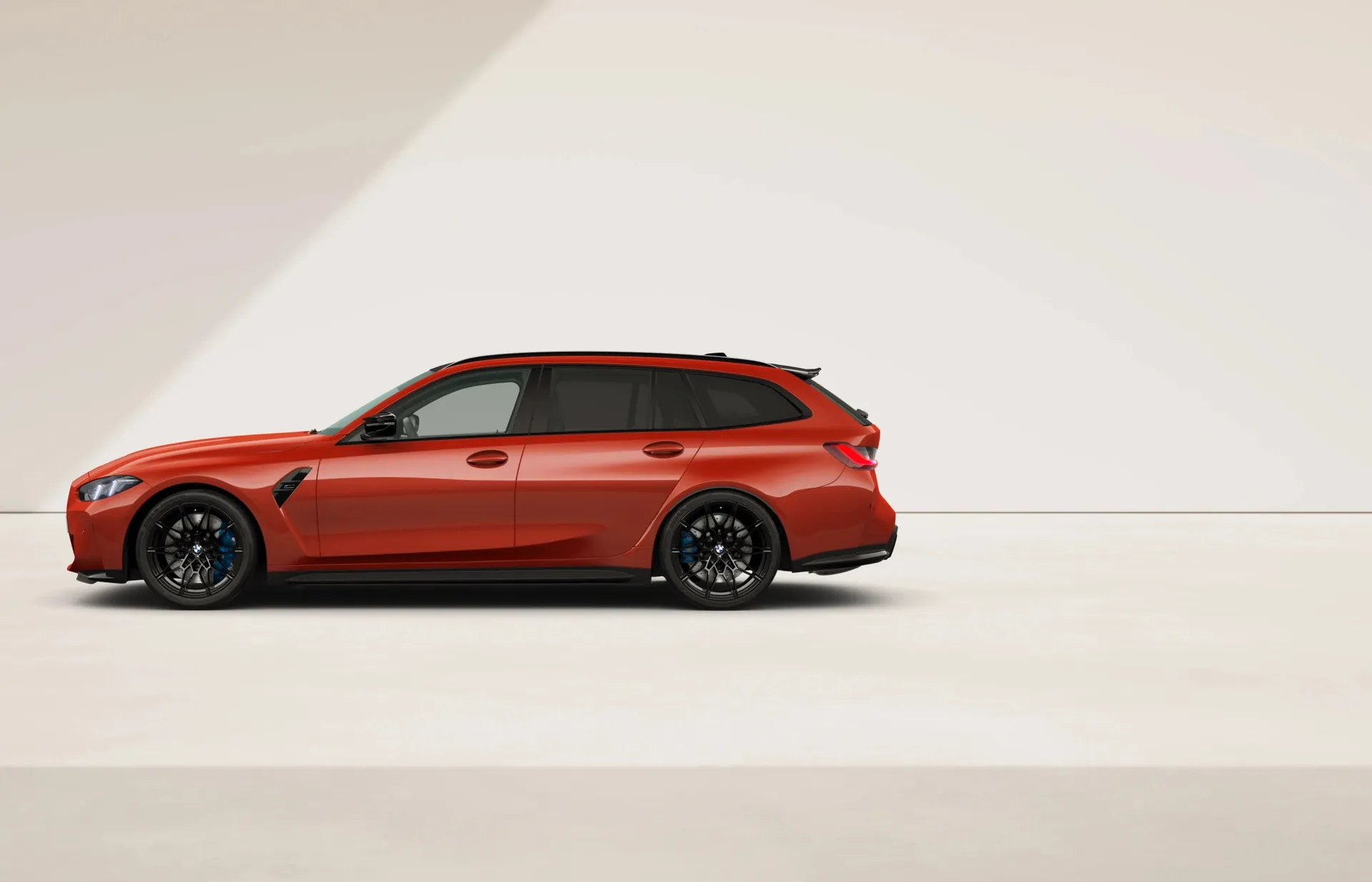 M3 Touring (G81), M Modely, Metalický lak M Toronto Red, side