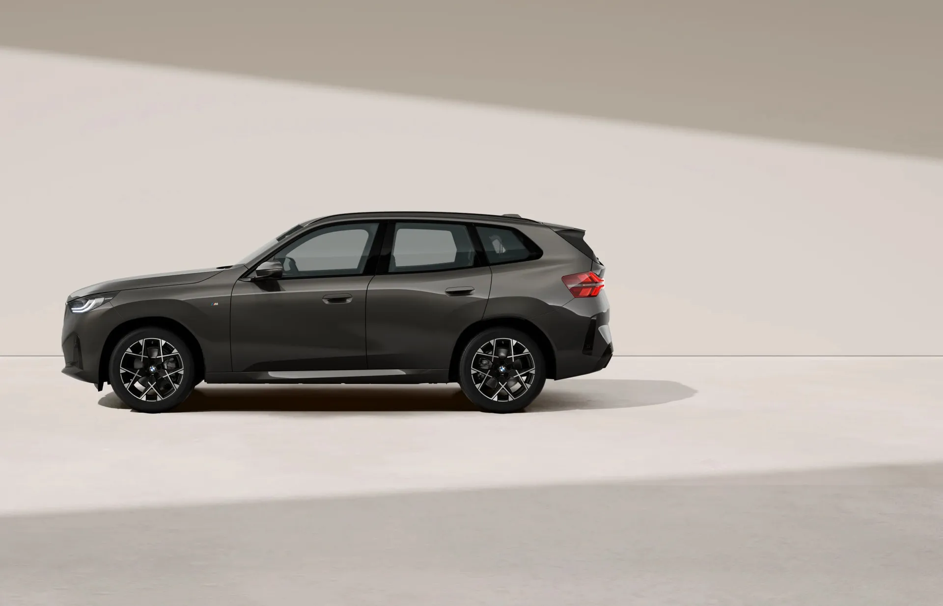 X3 (G45), M sportovní paket, Metalický lak s briliantovým efektem Sophisto Grey, side