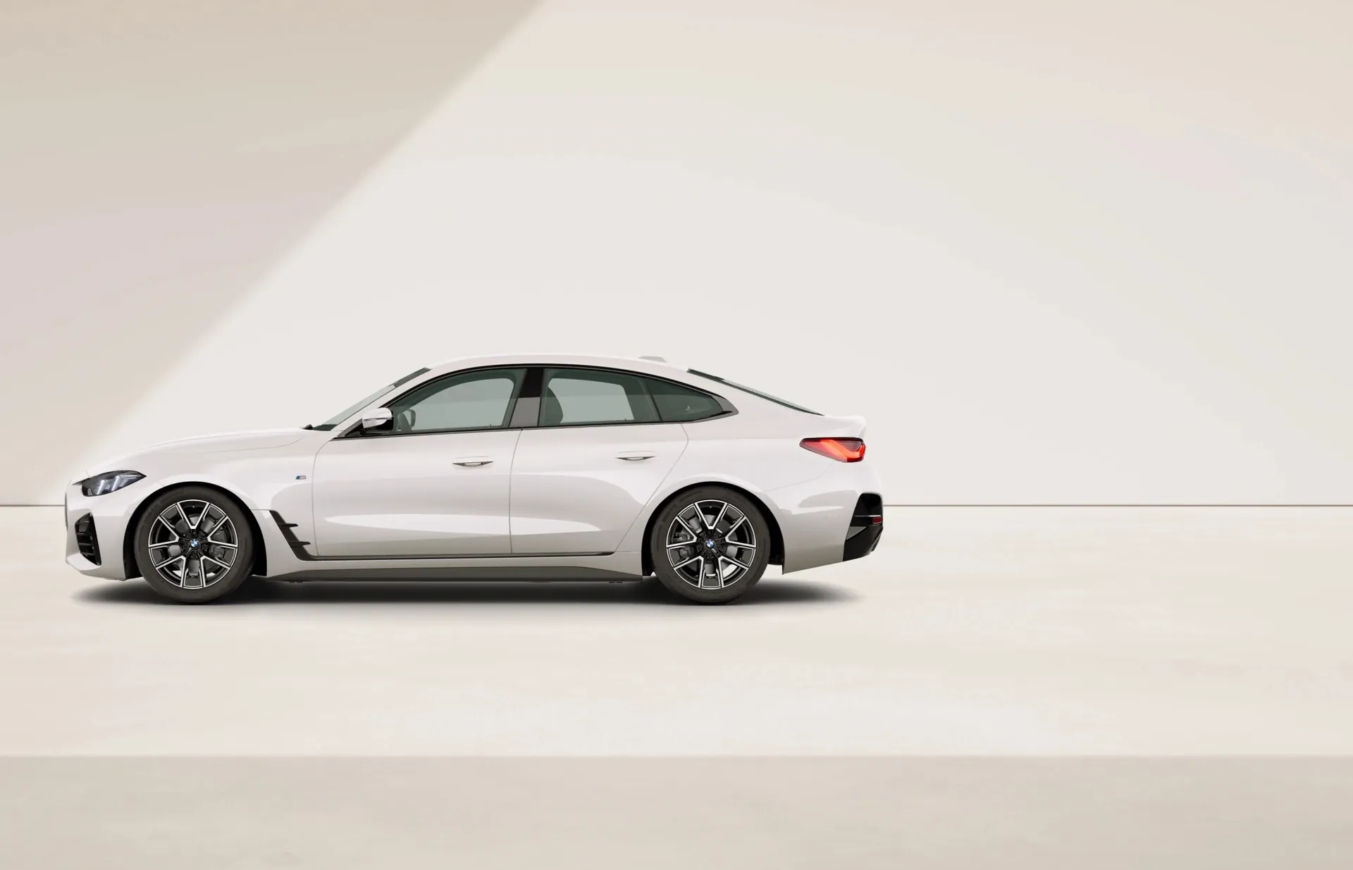 Řada 4 Gran Coupé (G26), M sportovní paket, BMW Individual lak na přání, side