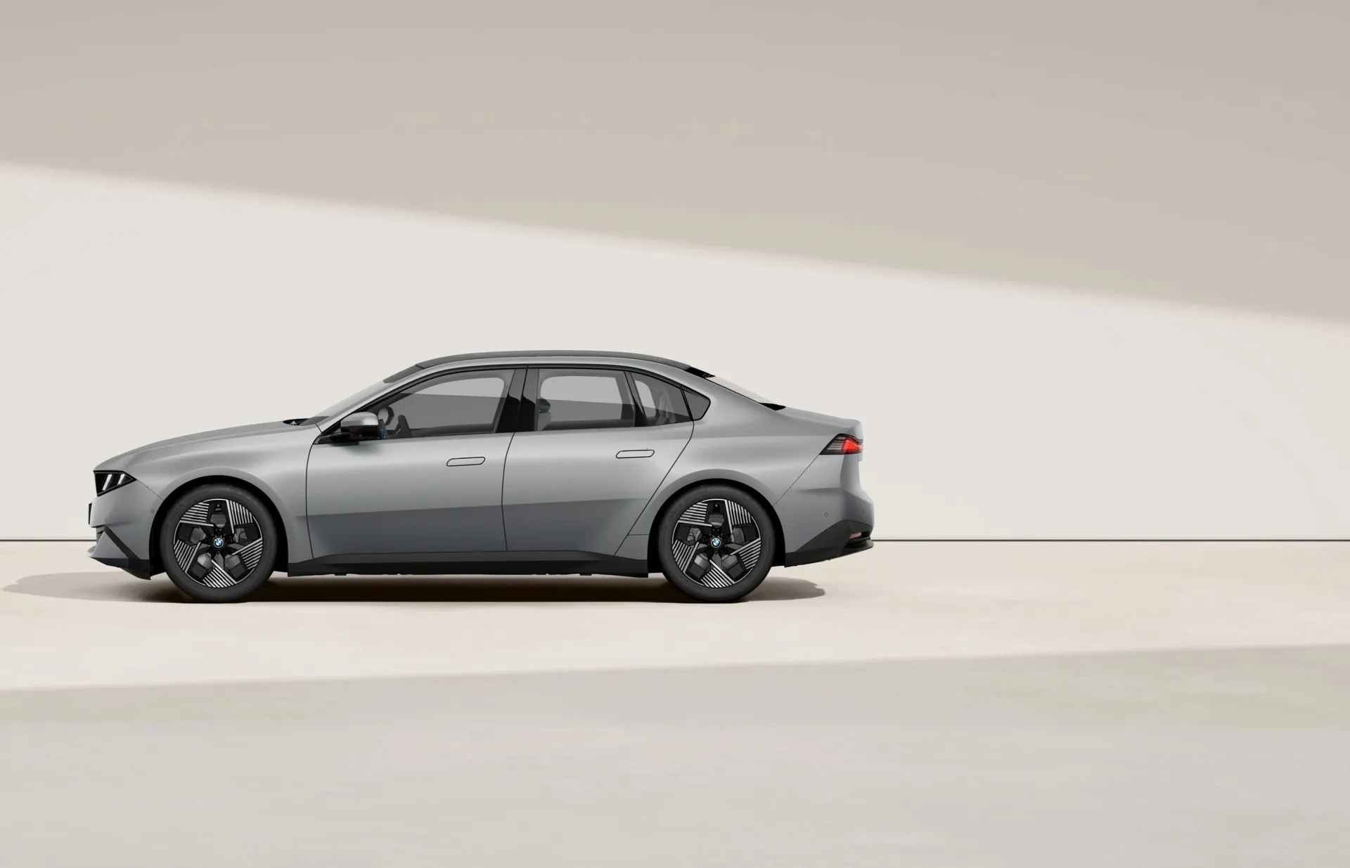 i3 Sedan (NA0), Sériové provedení, BMW Individual metalický lak Frozen Space Silver, side