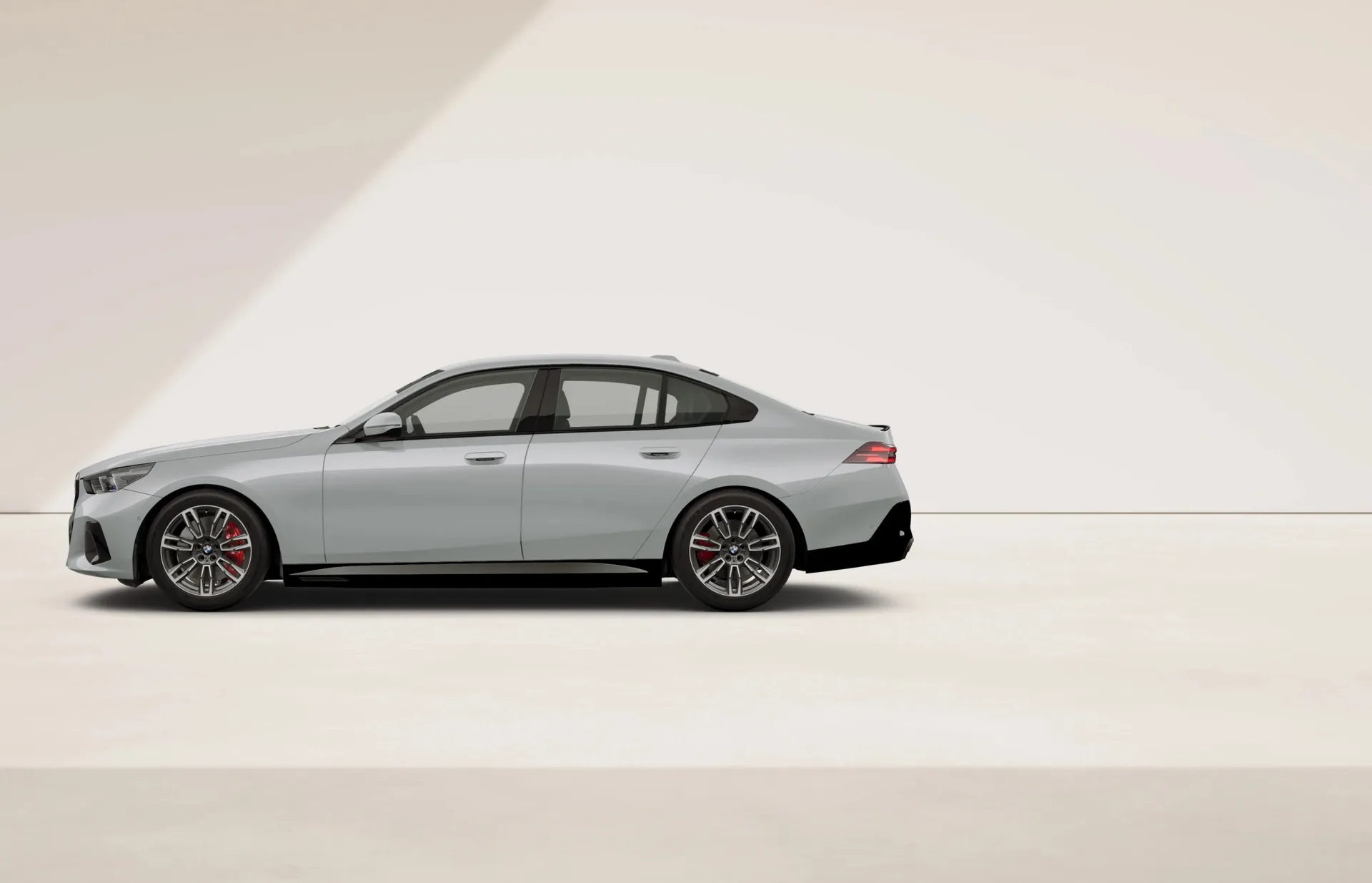 i5 Sedan (G60), M sportovní paket Pro, Metalický lak M Brooklyn Grey, side