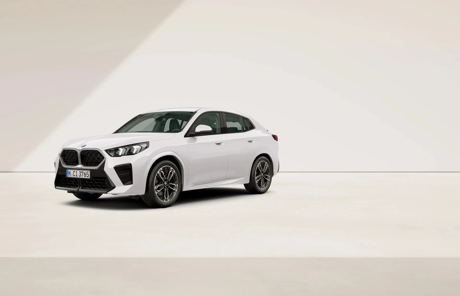 X2 (U10), M sportovní paket, Nemetalický lak Alpine White, front