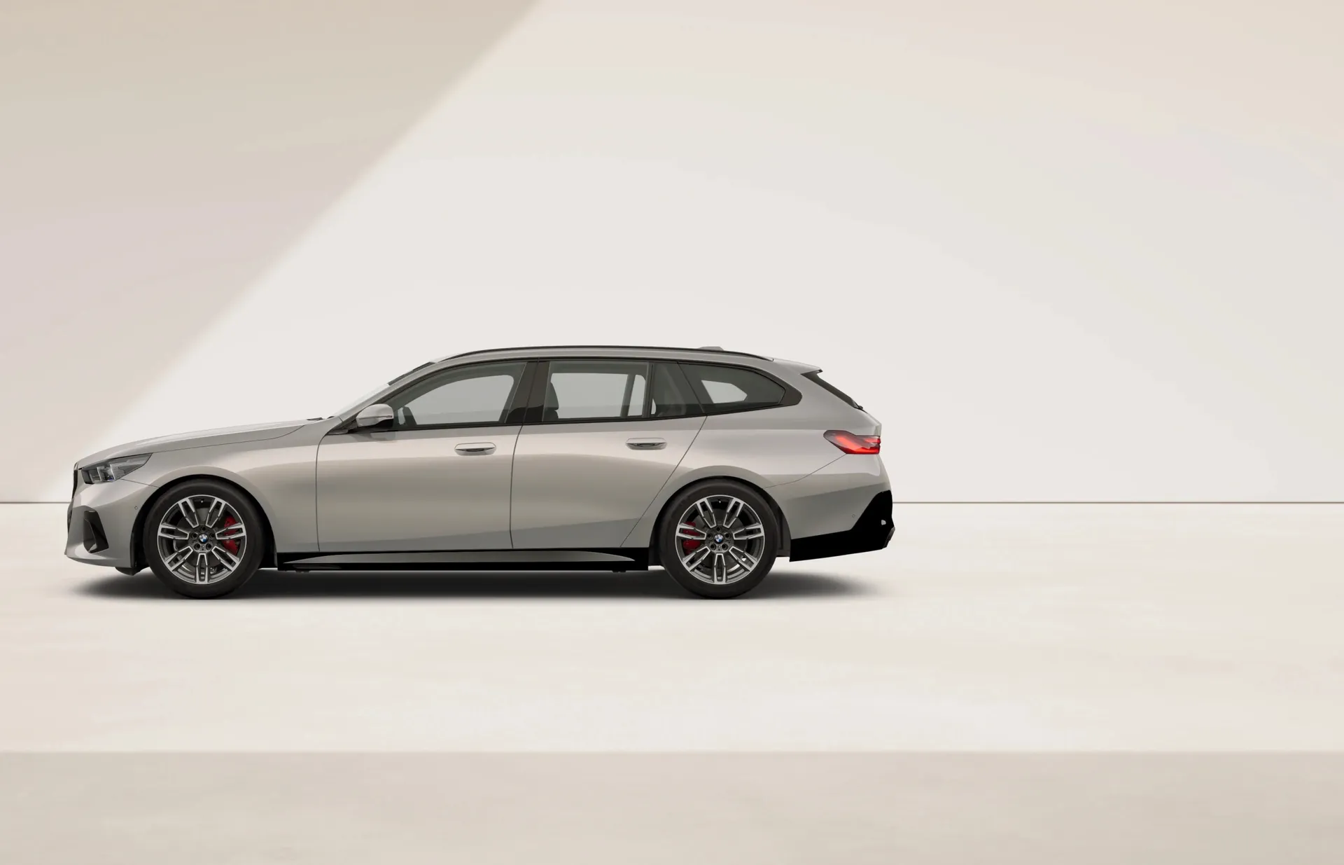 Řada 5 Touring (G61), M sportovní paket Pro, Metalický lak Oxide Grey, side