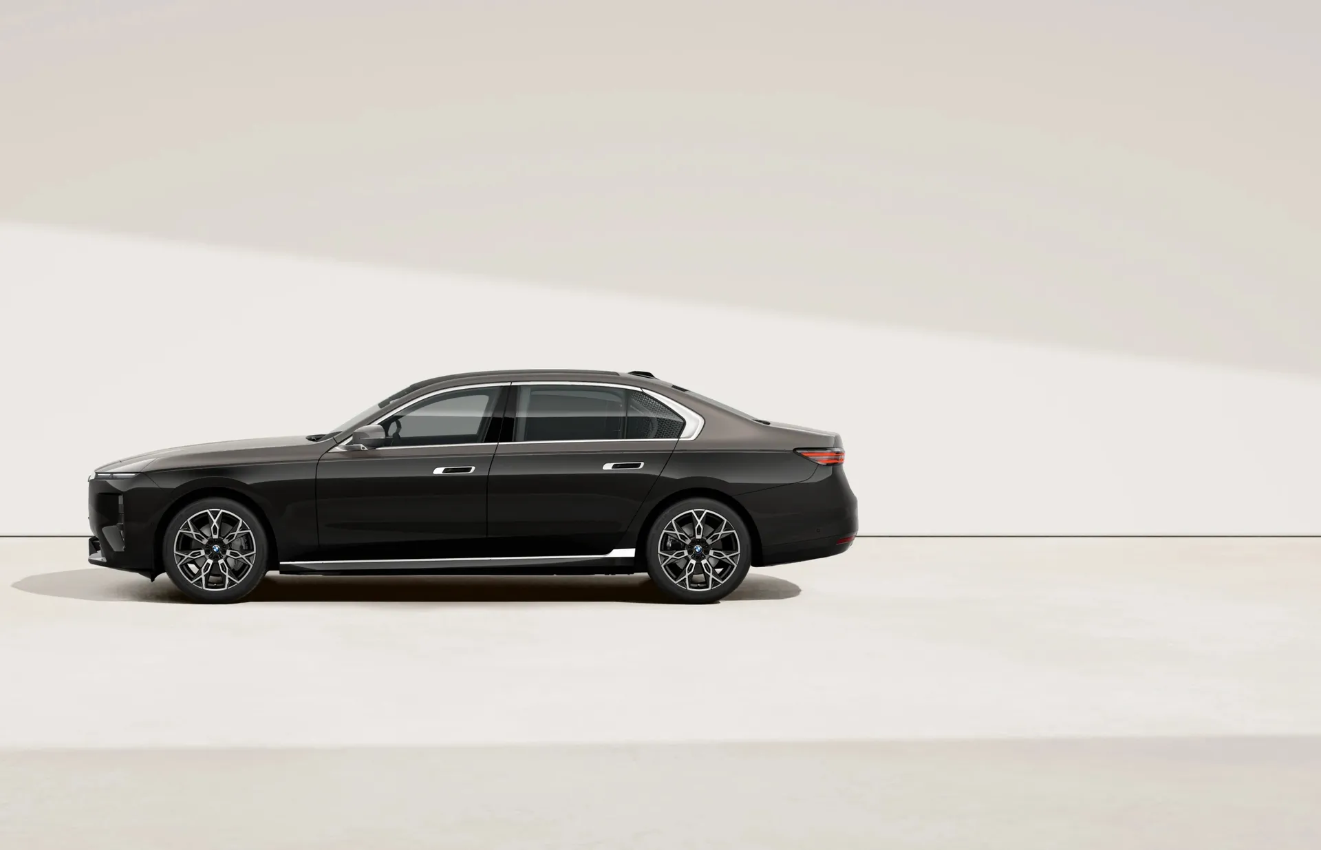 Řada 7 Sedan (G70), Sériové provedení, BMW Individual dvoubarevný lak Sapphire Black/Oxide Grey II, side