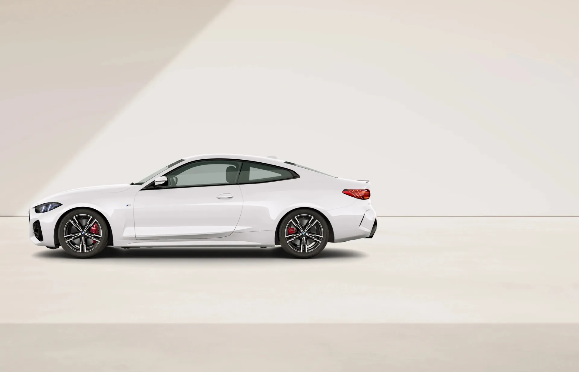 Řada 4 Coupé (G22), M sportovní paket Pro, Nemetalický lak Alpine White, side