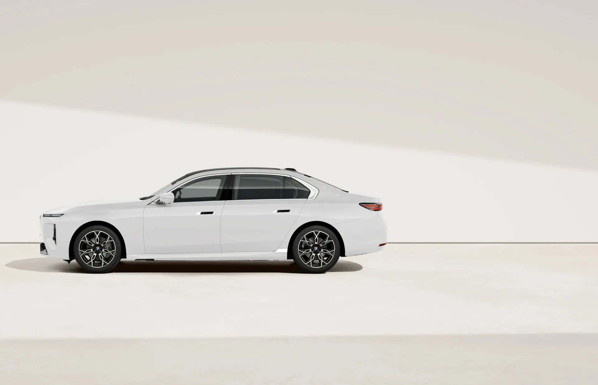 Řada 7 Sedan (G70), Sériové provedení, BMW Individual lak na přání, side