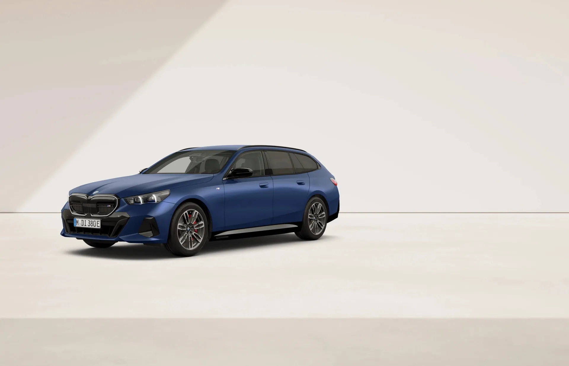 i5 Touring (G61), M Modely, BMW Individual metalický lak Frozen Portimao Blue, front