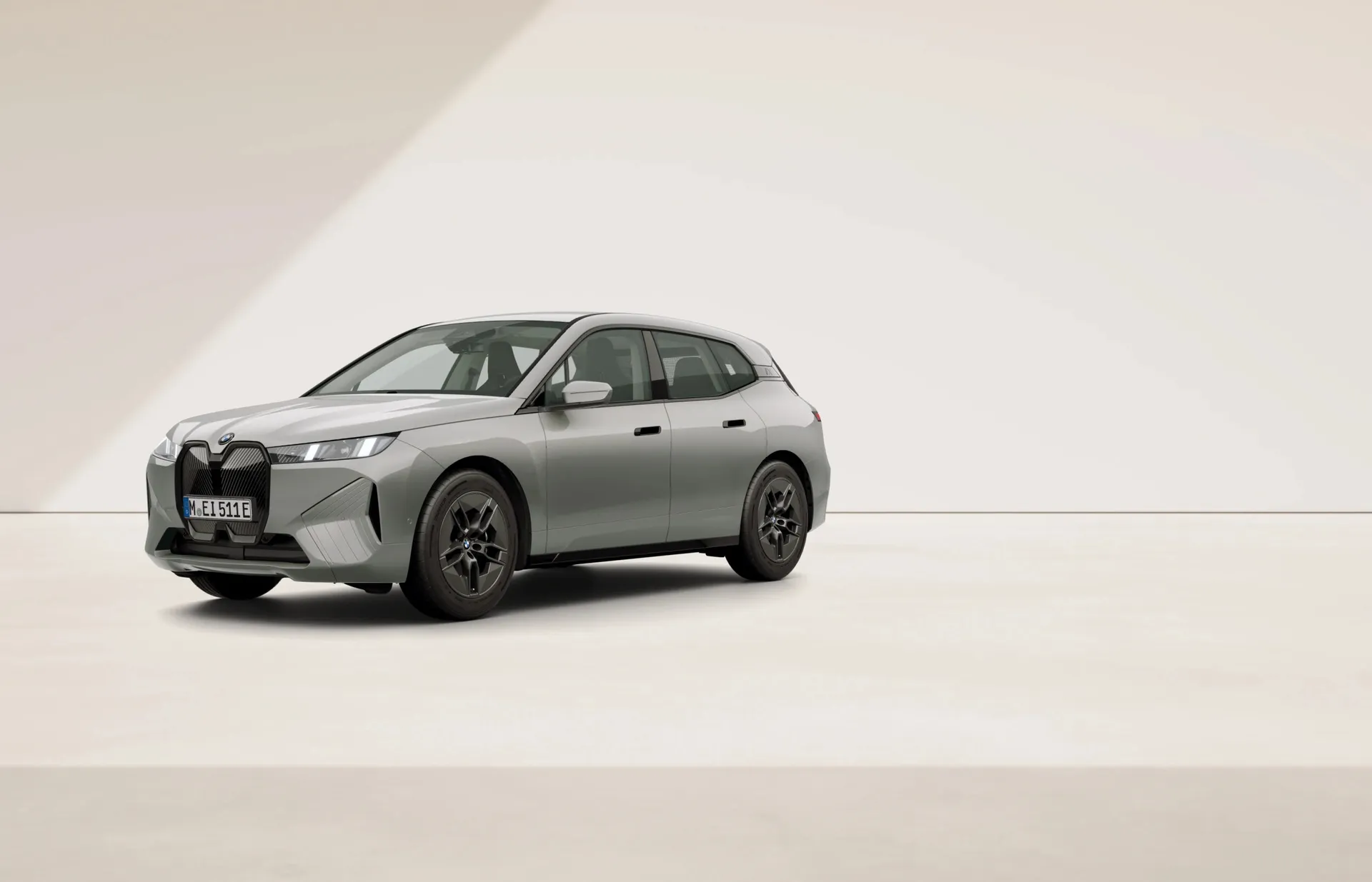iX (I20), Sériové provedení, Metalický lak Space Silver, front