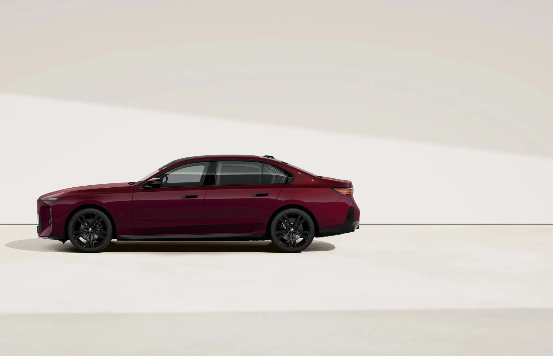 Řada 7 Sedan (G70), M sportovní paket Pro, Metalický lak Aventurine Red, side