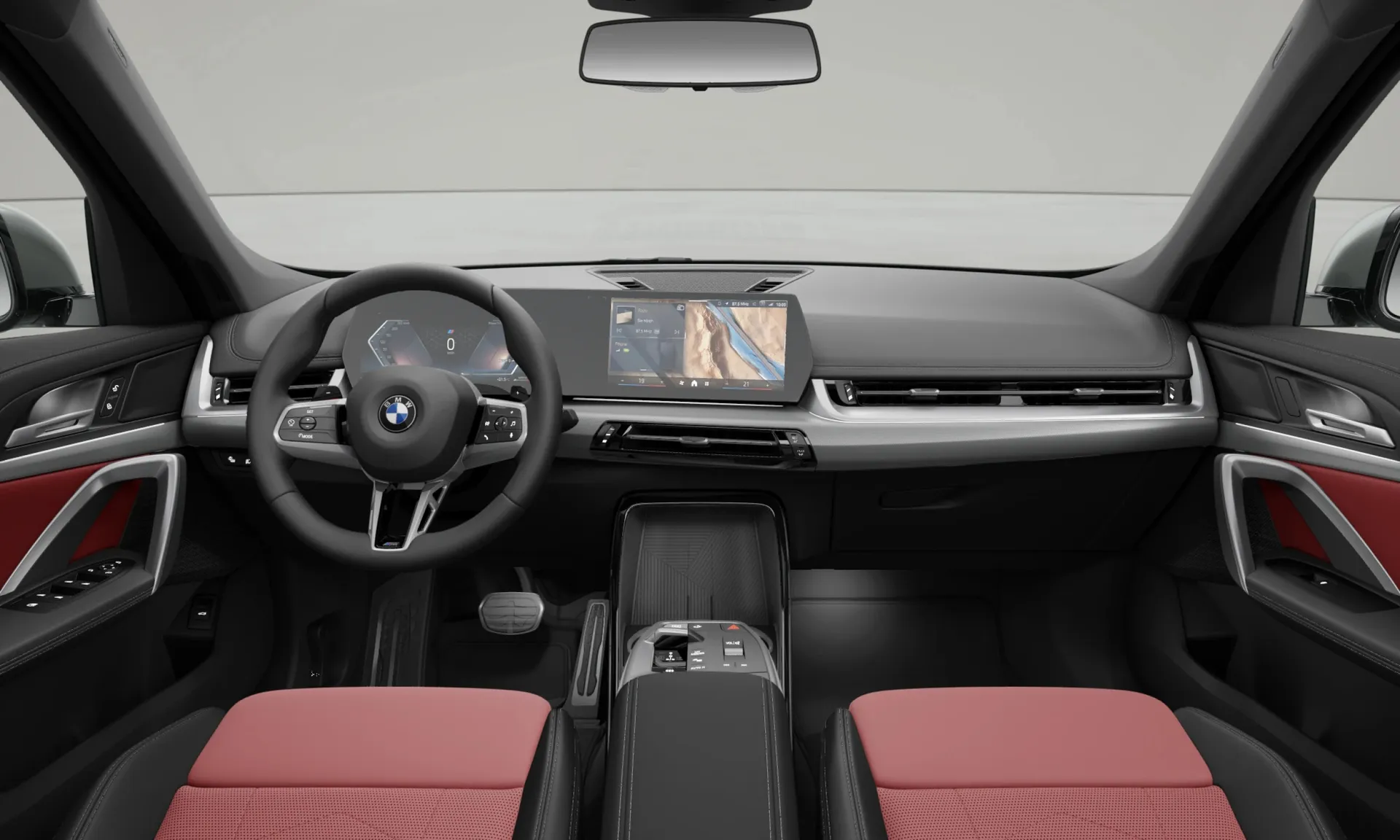X1 (U11), M sportovní paket Pro, Metalický lak Space Silver, interiér Umělá kůže Veganza perforovaná Coral Red/Black, dashboard