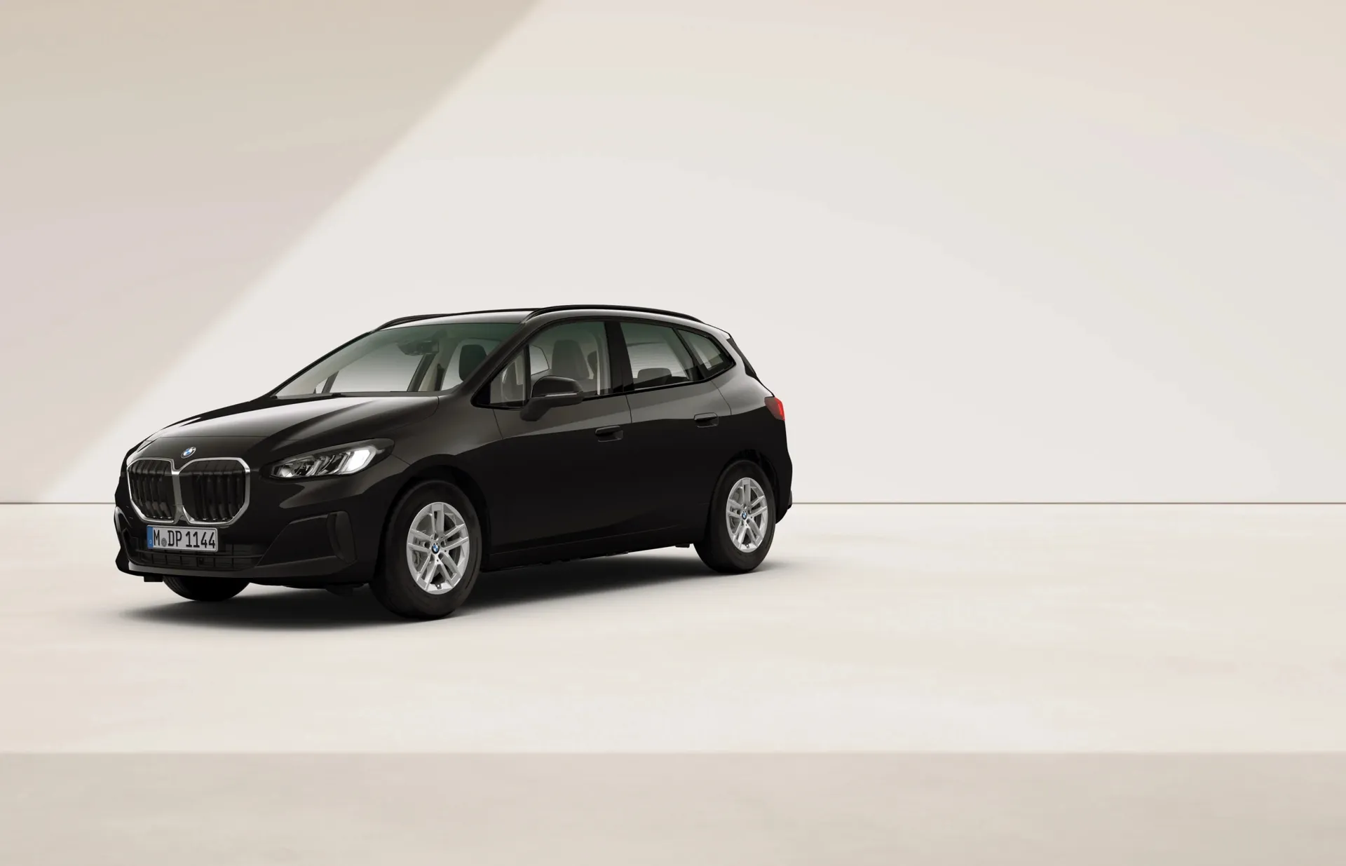 Řada 2 Active Tourer (U06), Sériové provedení, Nemetalický lak "Black", front
