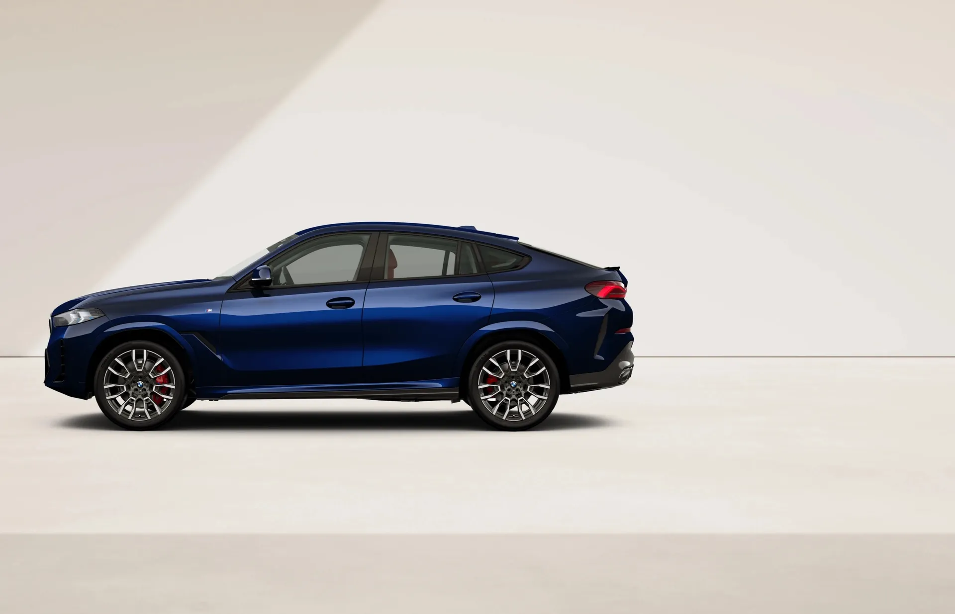 X6 (G06), M sportovní paket Pro, BMW Individual metalický lak Tanzanite Blue, side