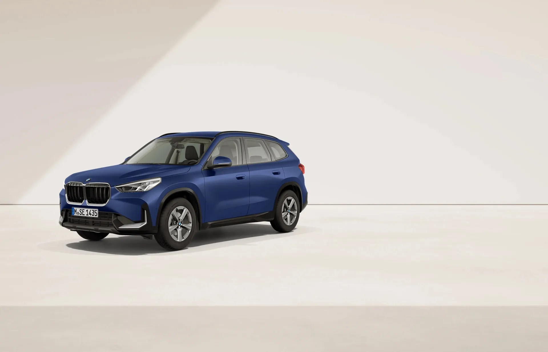 X1 (U11), Sériové provedení, BMW Individual metalický lak Frozen Portimao Blue, front