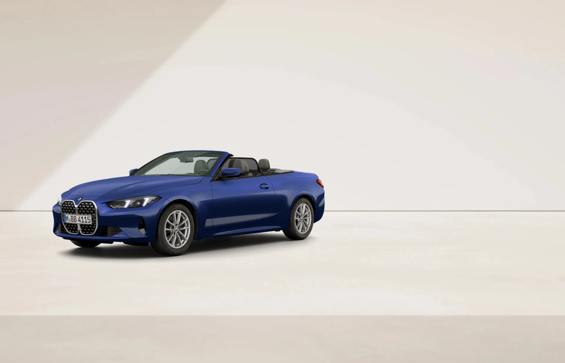 Řada 4 Cabrio (G23), Sériové provedení, BMW Individual metalický lak Frozen Portimao Blue, front