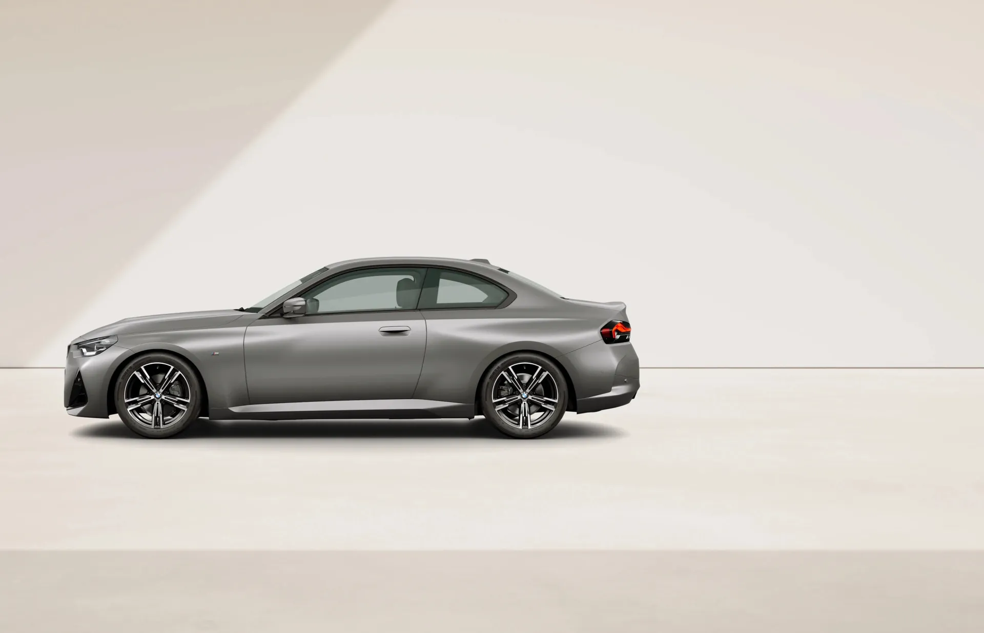 Řada 2 Coupé (G42), M sportovní paket, BMW Individual metalický lak Frozen Pure Grey, side