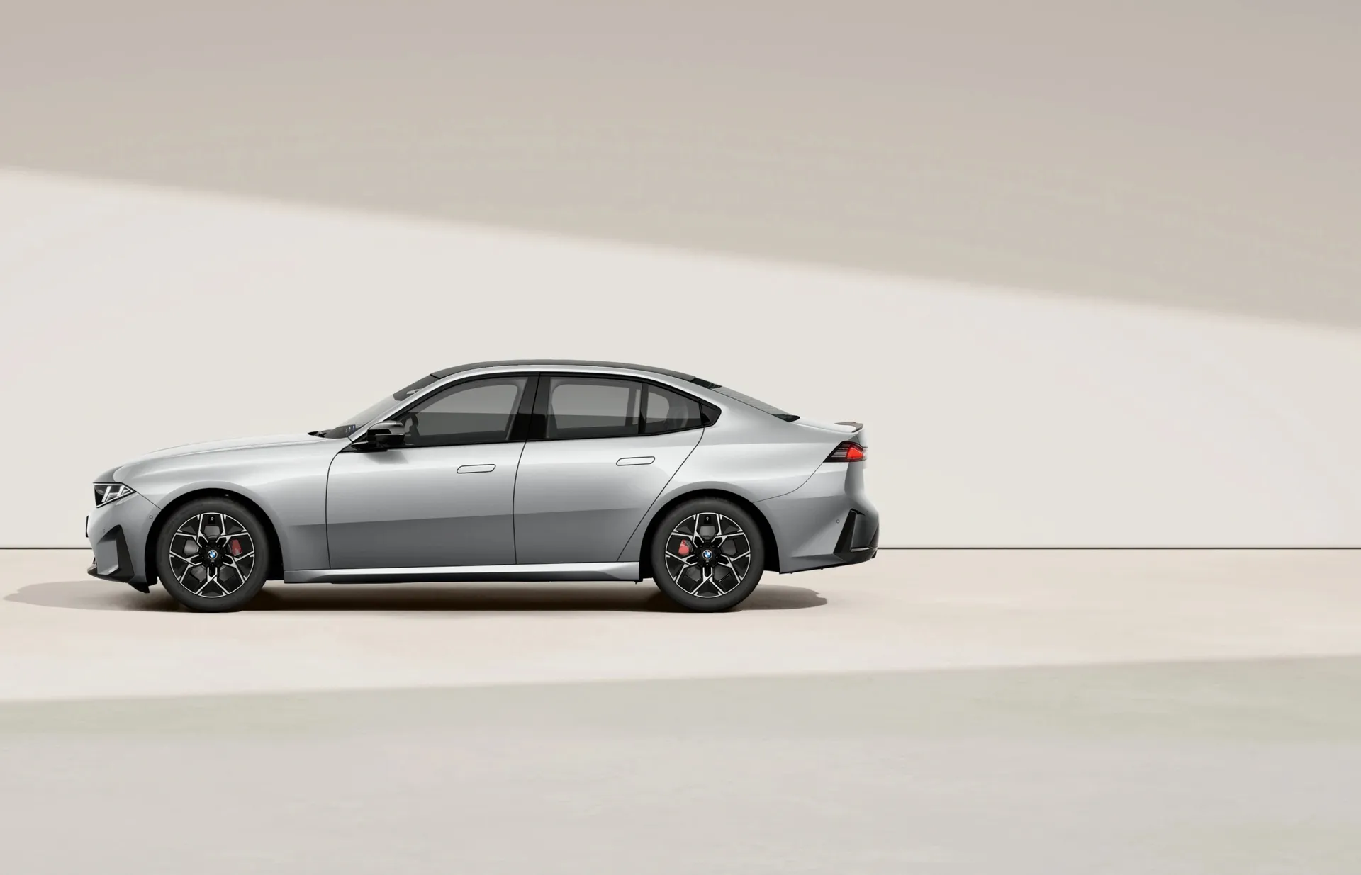 Řada 3 Sedan (G50), M sportovní paket Pro, Metalický lak Space Silver, side