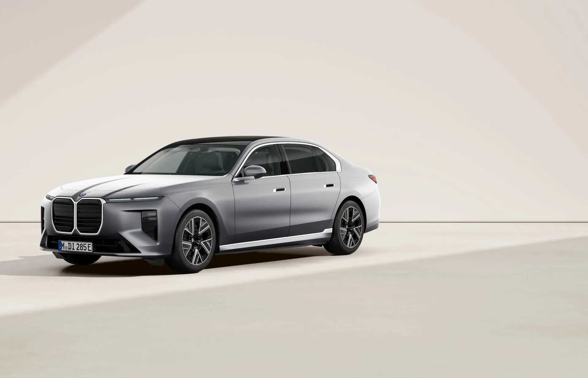 i7 Sedan (G70), Sériové provedení, BMW Individual metalický lak Frozen Space Silver, front