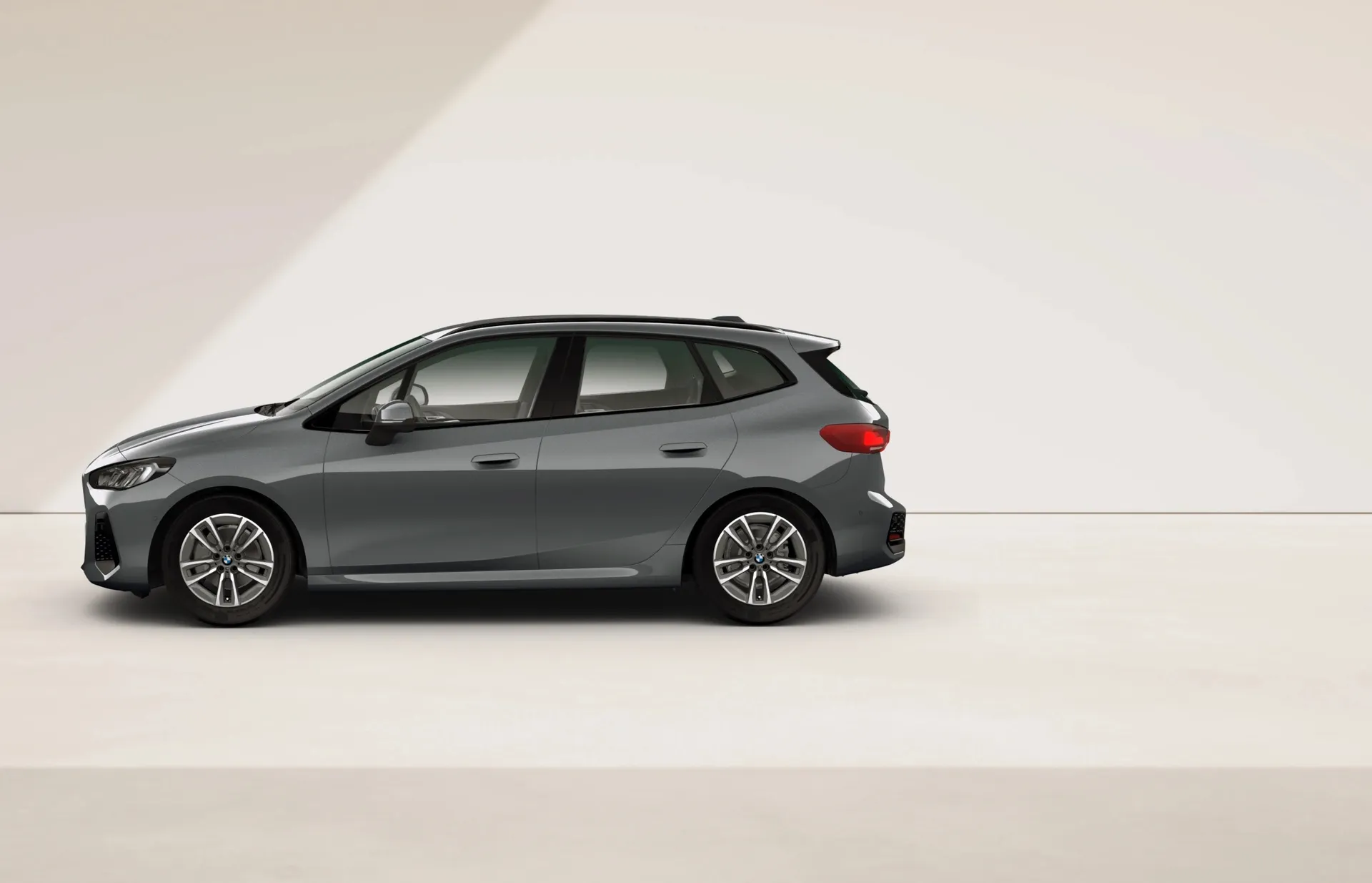 Řada 2 Active Tourer (U06), M sportovní paket, BMW Individual metalický lak Storm Bay, side