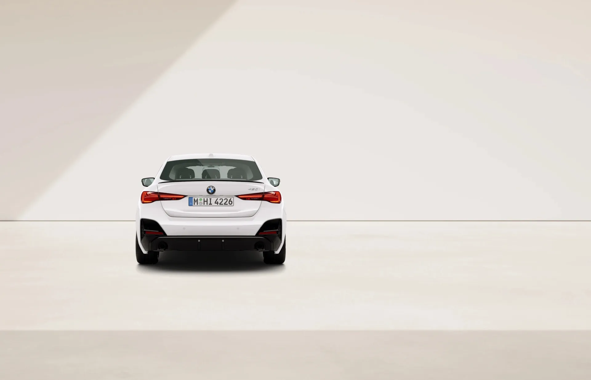 Řada 4 Gran Coupé (G26), M sportovní paket Pro, Nemetalický lak Alpine White, rear