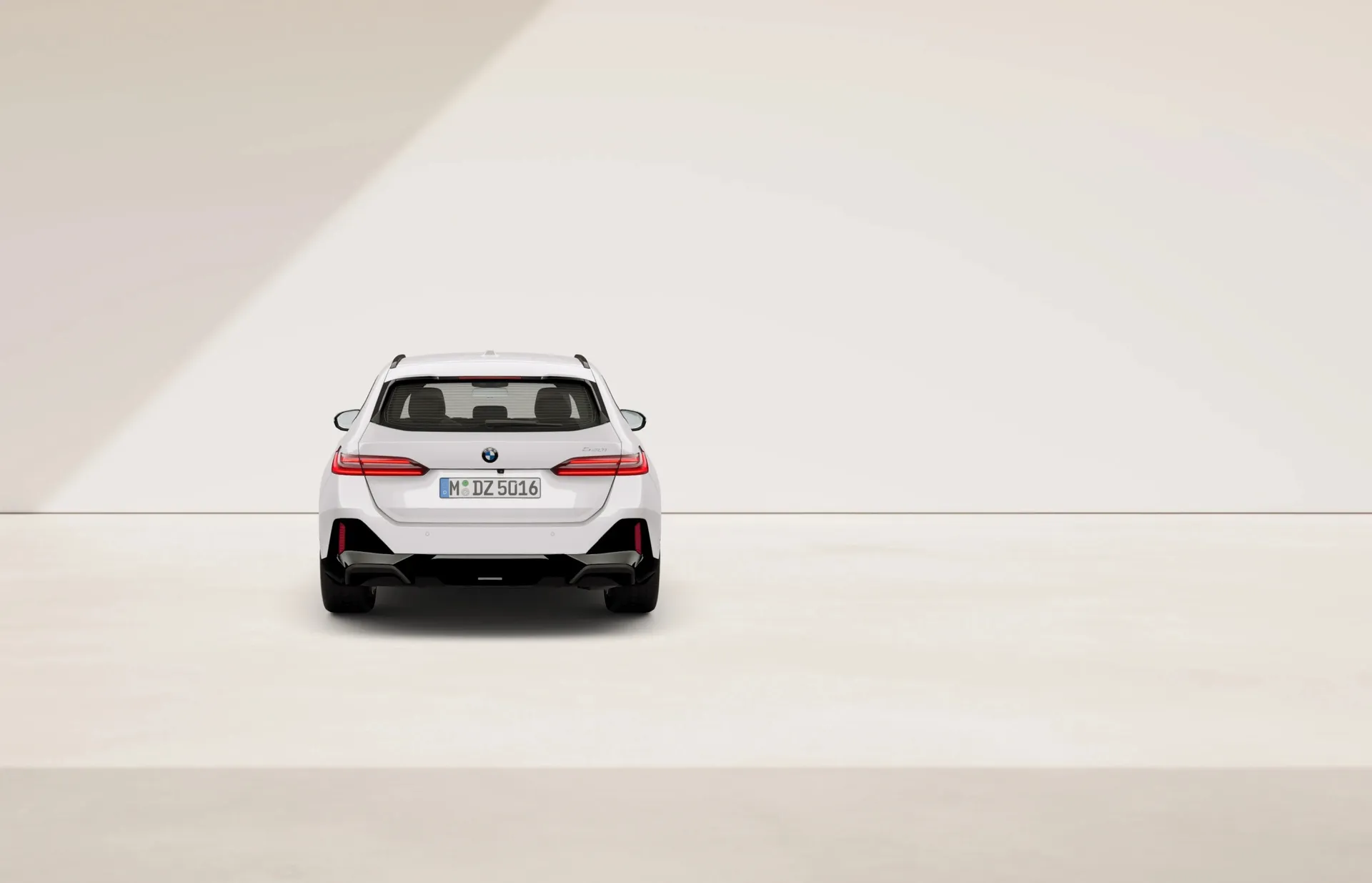 Řada 5 Touring (G61), M sportovní paket Pro, Nemetalický lak Alpine White, rear