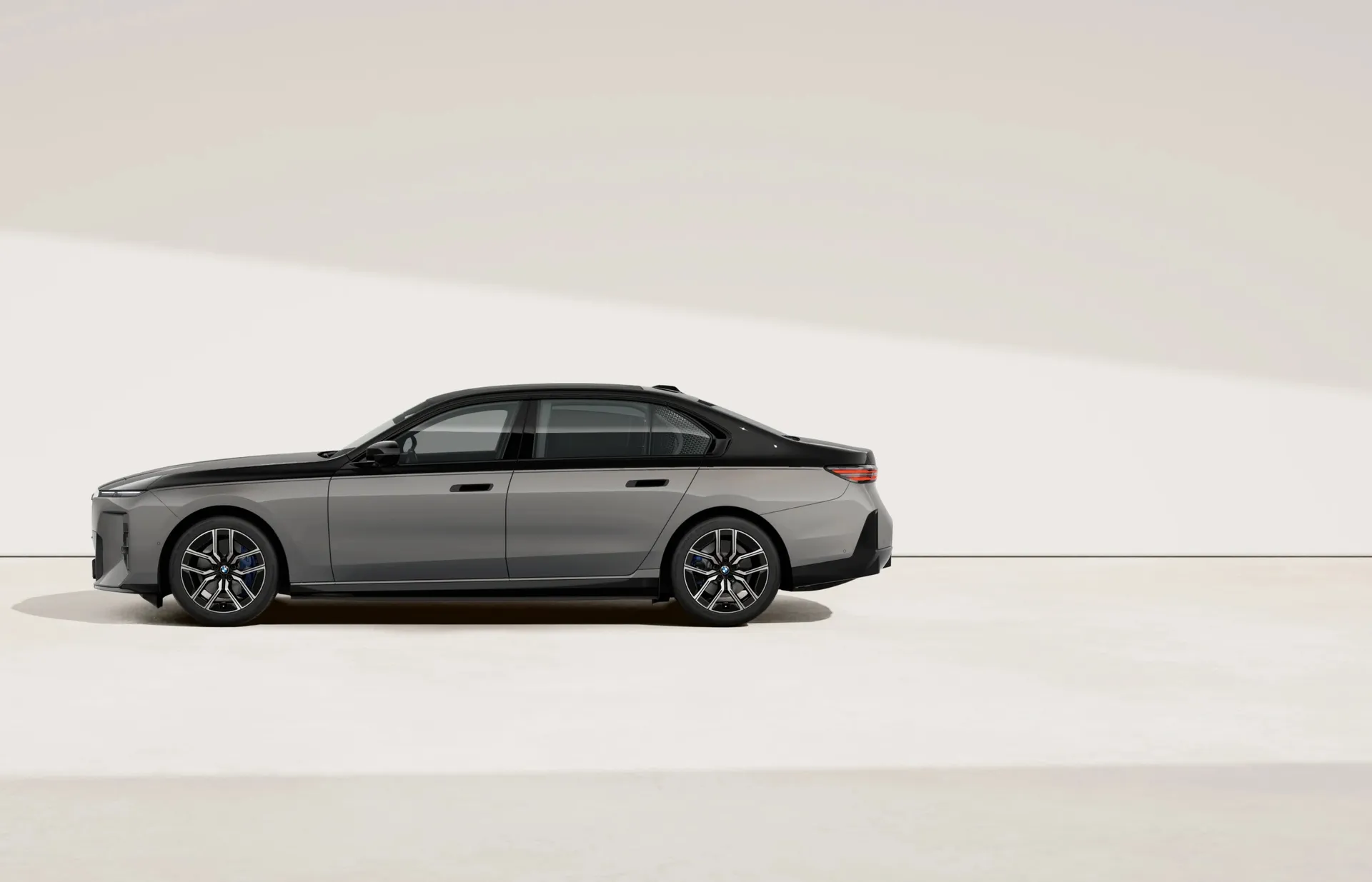 i7 Sedan (G70), M sportovní paket, BMW Individual dvoubarevný lak Oxide Grey II/Sapphire Black, side